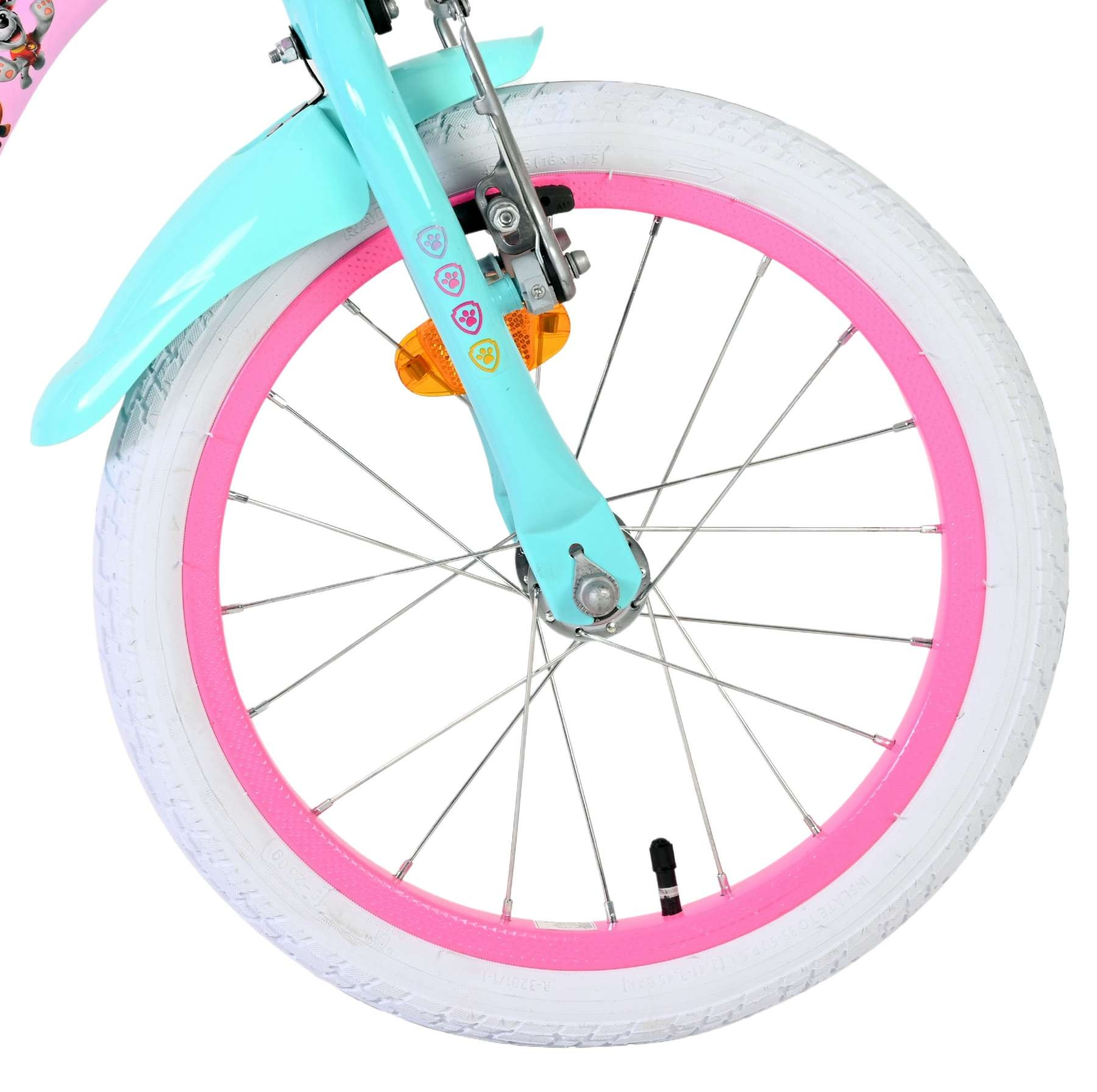 Ein Kinderfahrrad-Vorderrad mit türkisfarbenem Schutzblech und pinkem Felgenrand.