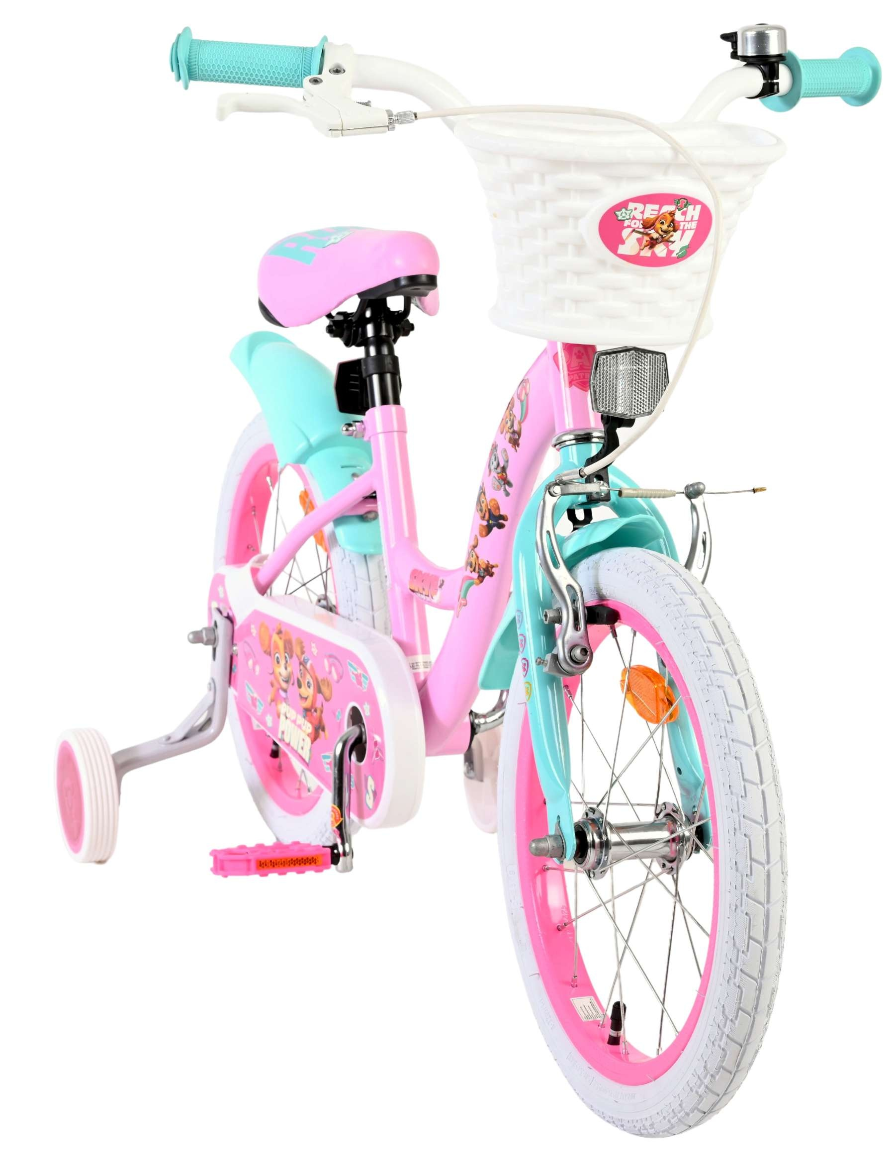 Ein rosa und türkisfarbenes Kinderfahrrad mit Stützrädern, einem weißen Korb und Paw Patrol-Aufklebern.