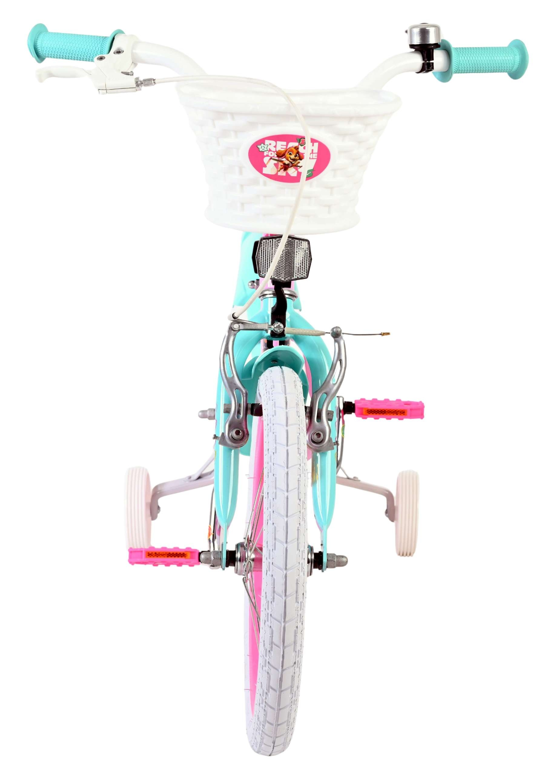 Ein türkisfarbenes Kinderfahrrad mit weißen Rädern, rosa Pedalen und einem weißen Korb.