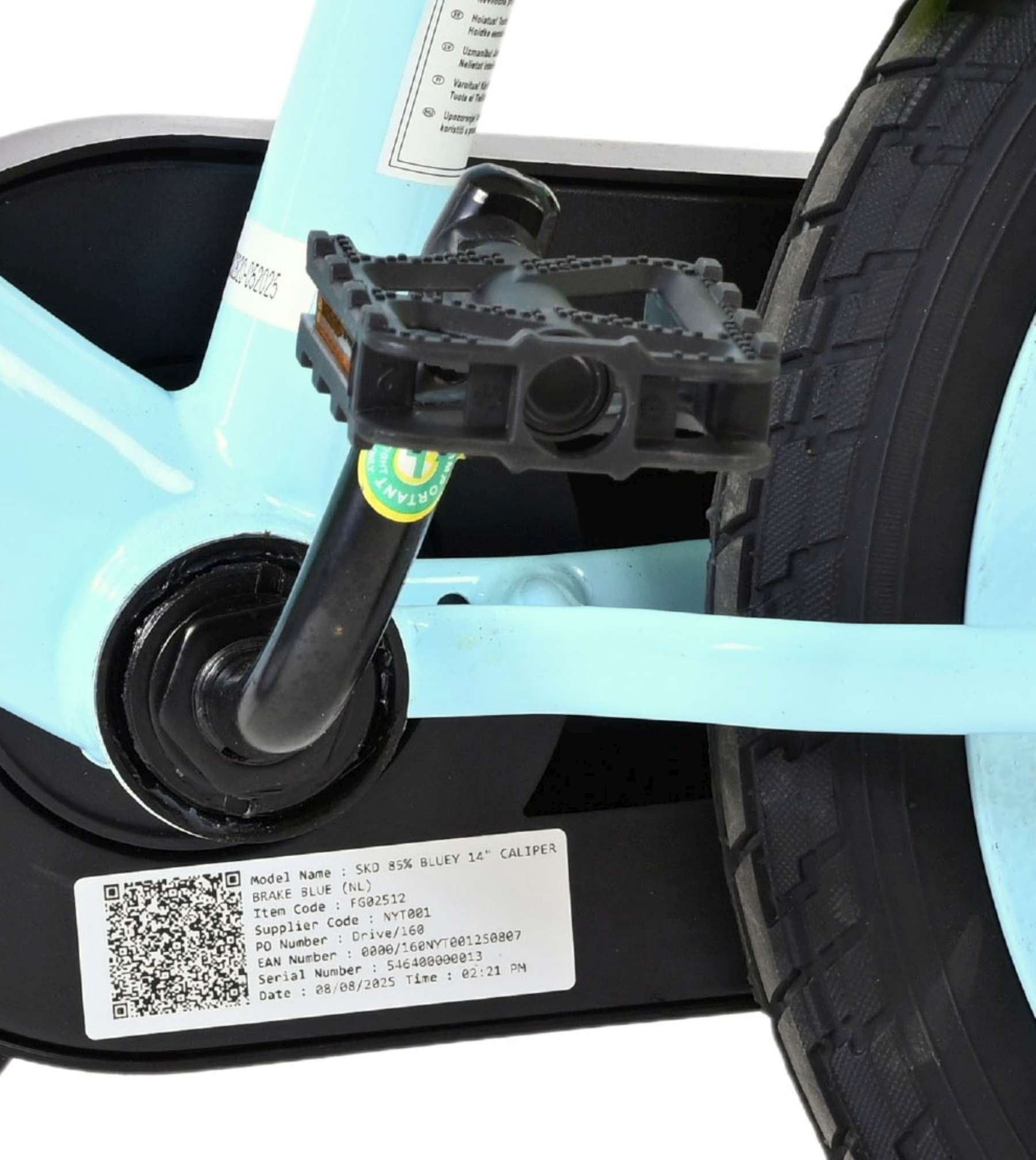 Ein Teil eines hellblauen Fahrrads mit einem schwarzen Pedal und Reifen.