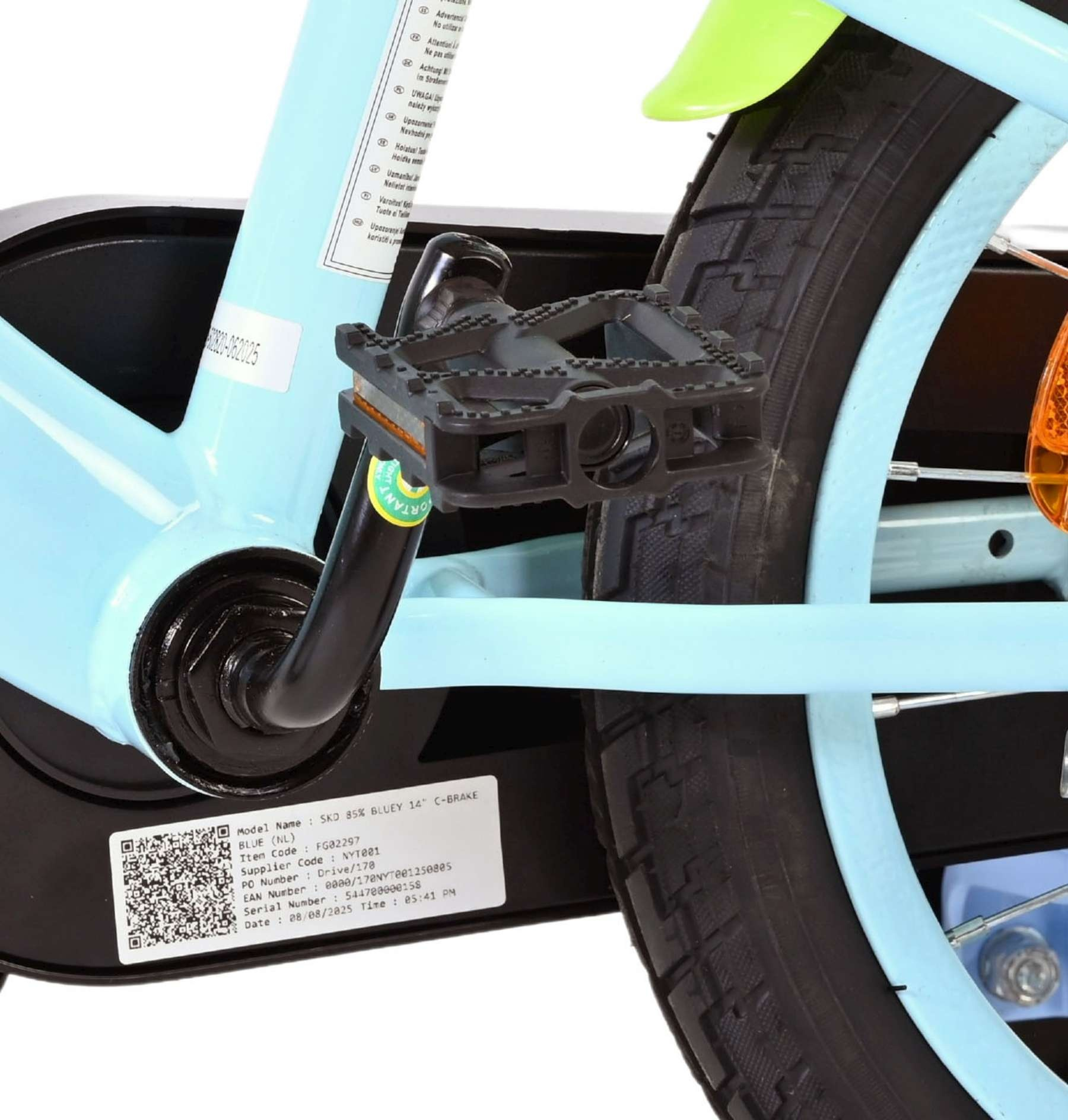 Nahaufnahme des blauen Fahrradrahmens mit schwarzem Pedal und Rad.