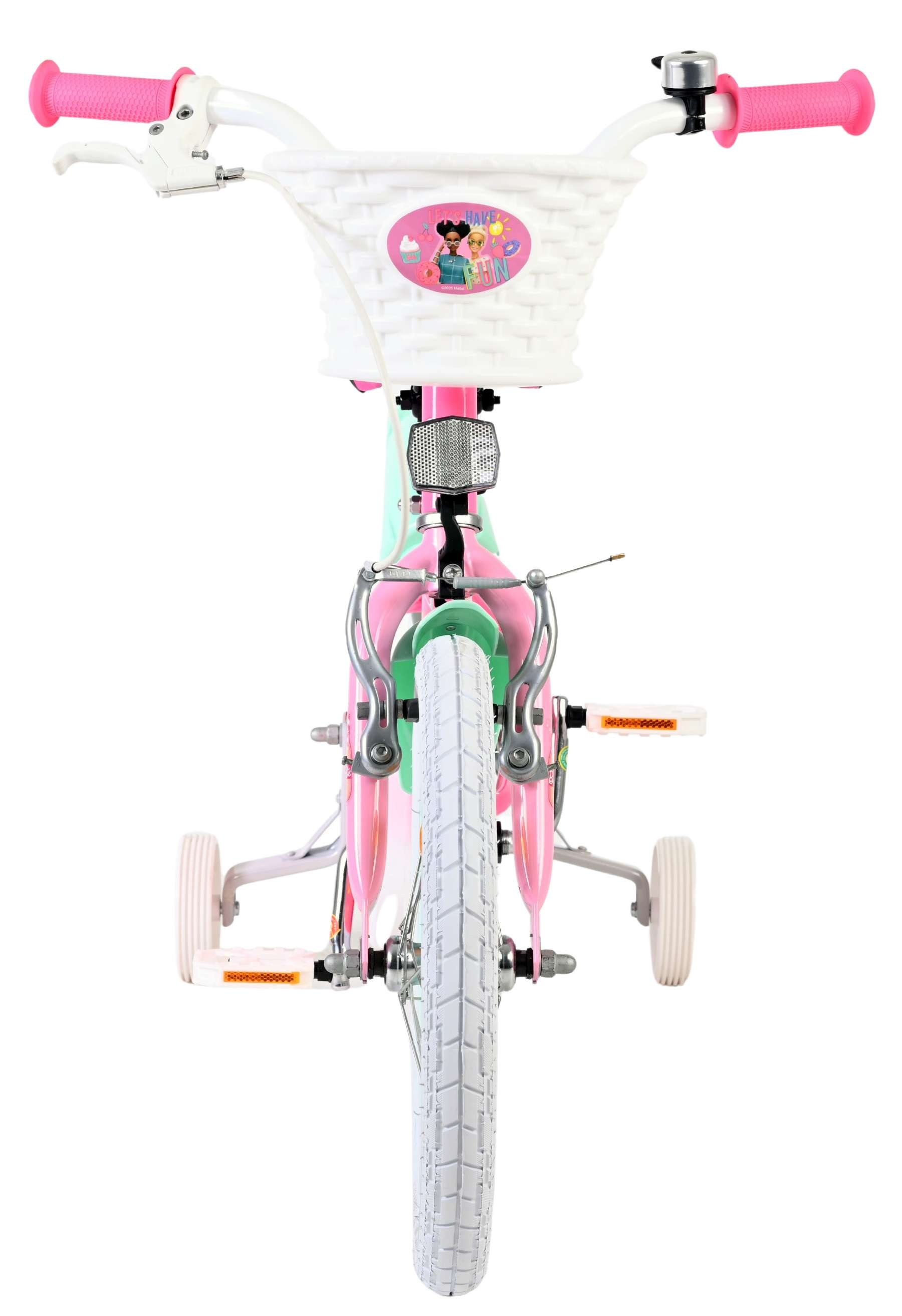 Ein pinkes und mintgrünes Kinderfahrrad mit Stützrädern, weißem Korb und weißem Reifen.