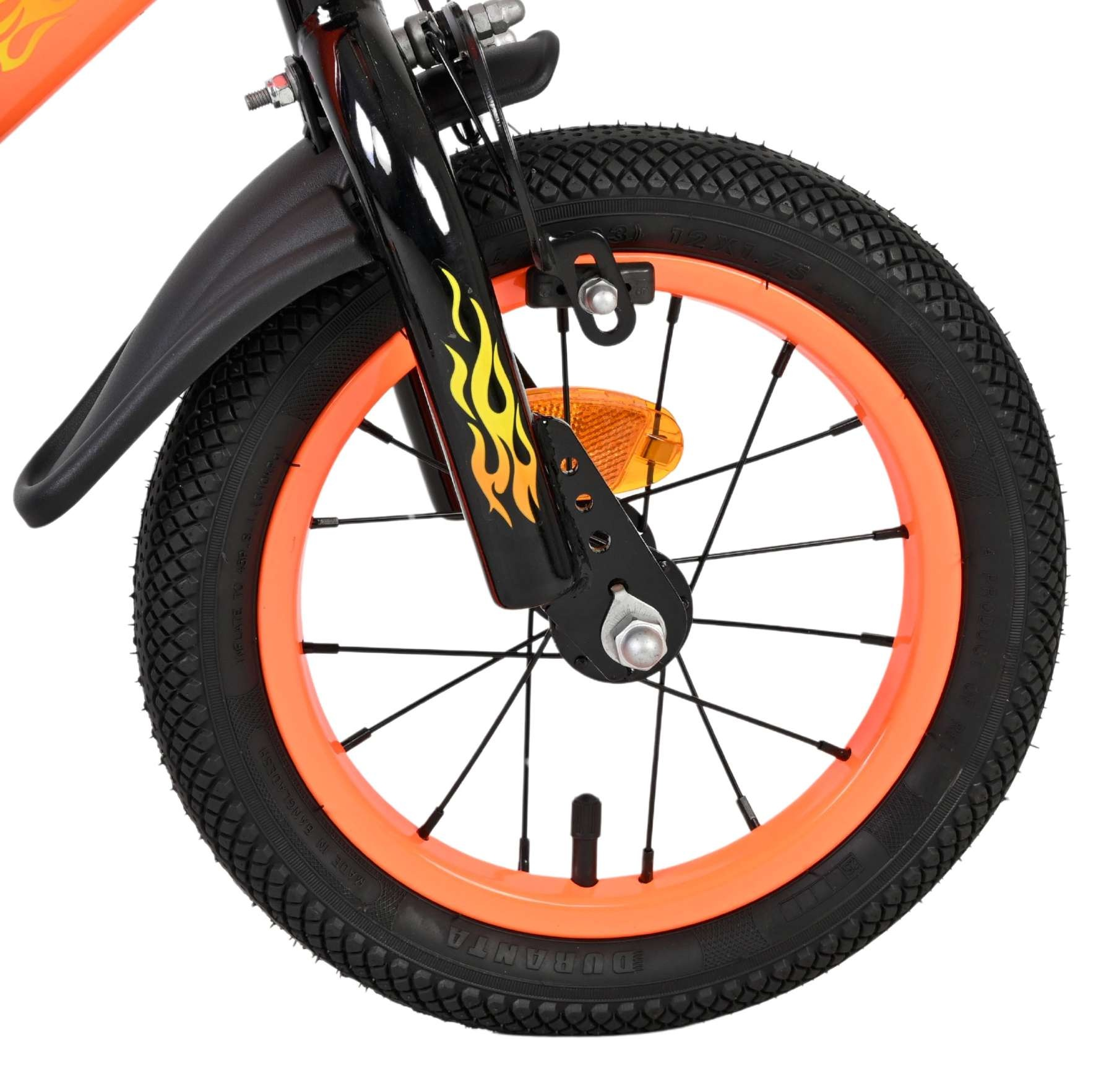 Vorderreifen eines orangefarbenen Kinderfahrrads mit Flammenaufklebern auf der Gabel.