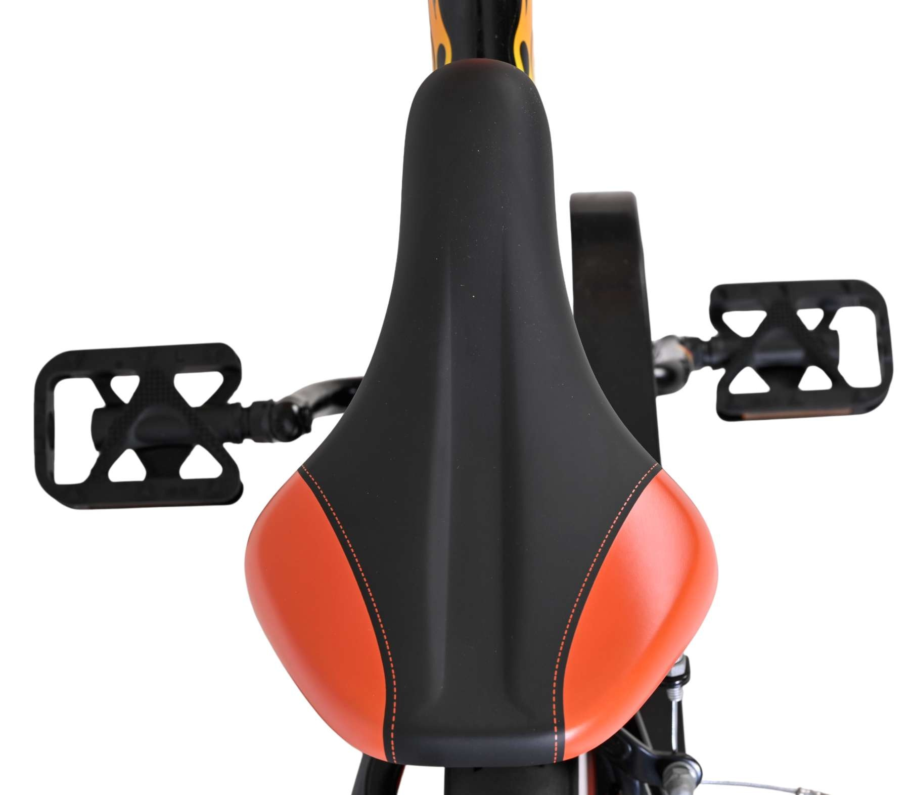 Nahaufnahme eines Fahrradsattels mit schwarzen und orangen Akzenten und Pedalen.