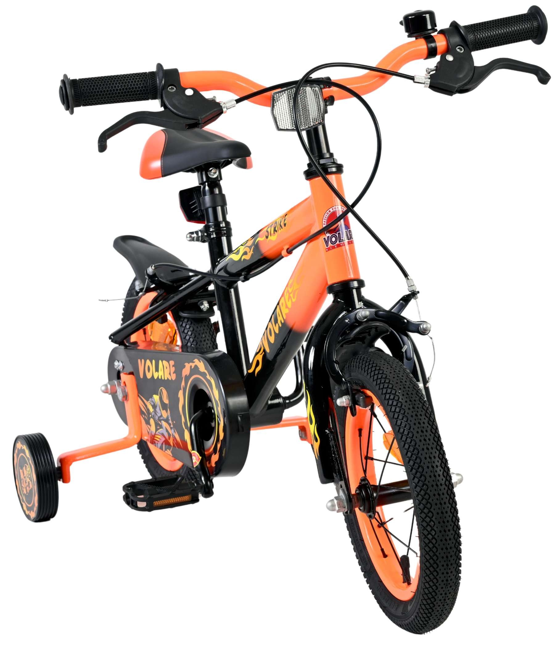 Ein orange-schwarzes Kinderfahrrad mit Stützrädern und Flammen-Design.