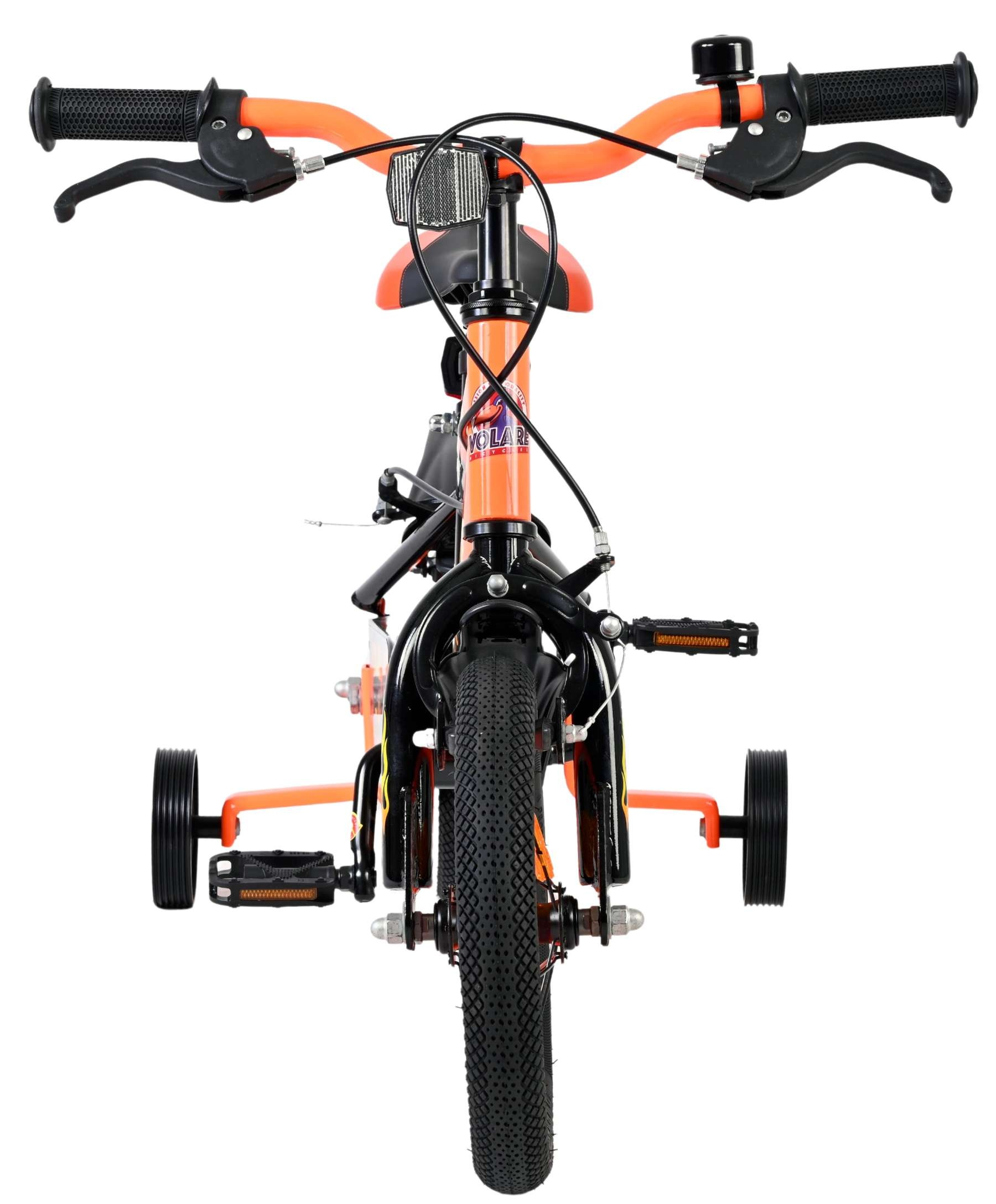 Ein orangefarbenes Kinderfahrrad mit Stützrädern und schwarzer Bereifung.