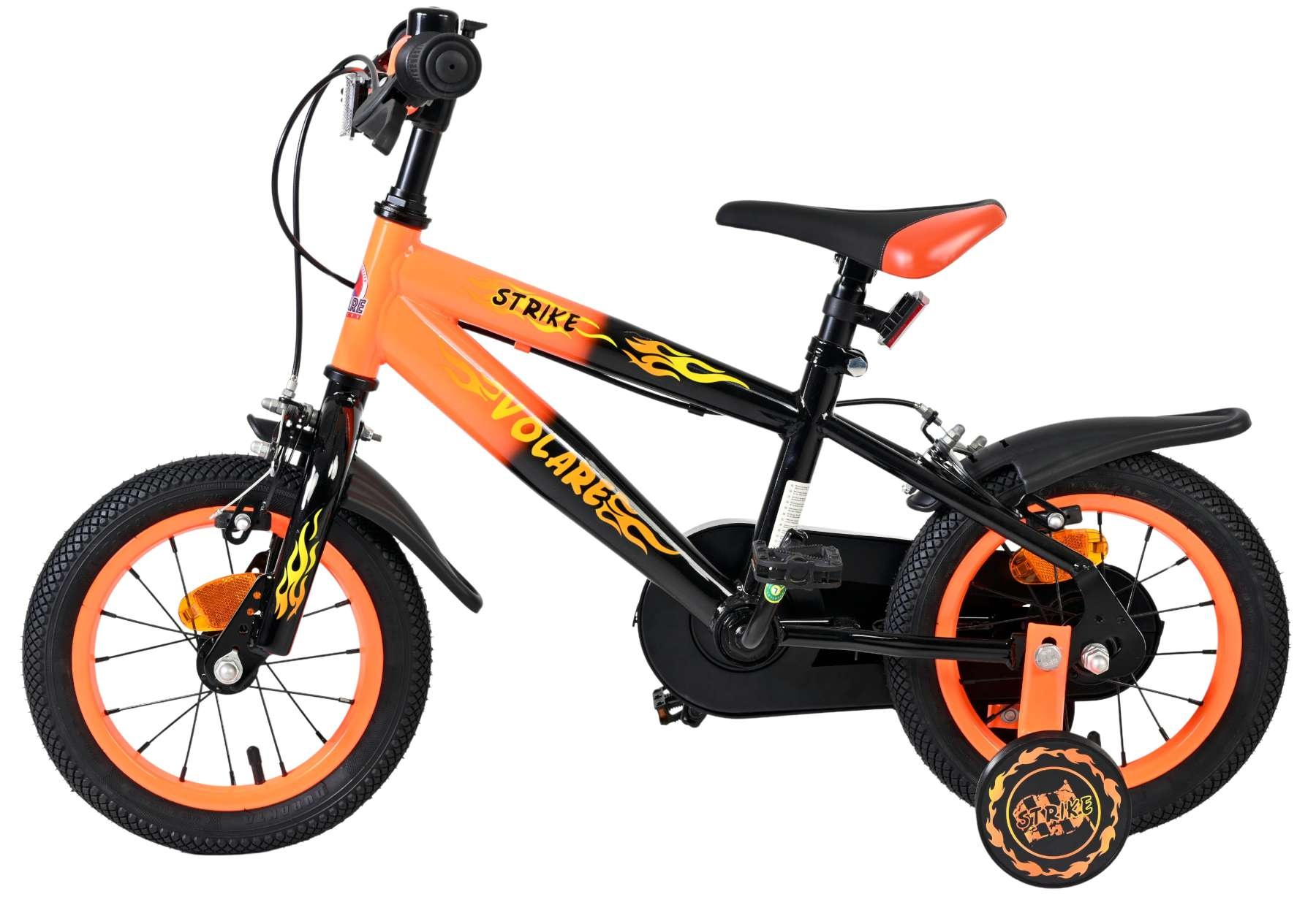 Ein orange-schwarzes Kinderfahrrad mit Flammenaufklebern, Stützrädern und weißen Felgen.