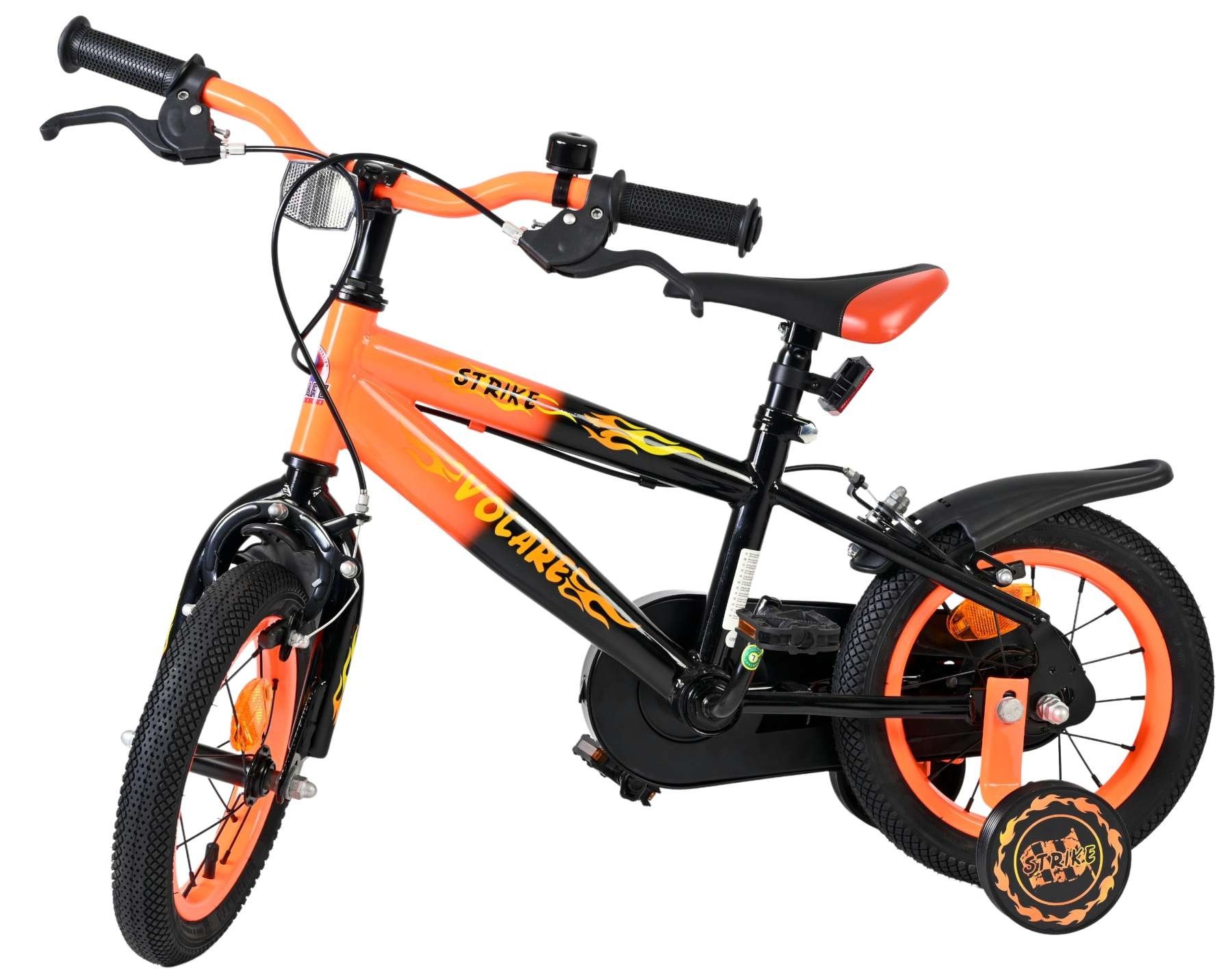 Ein orange-schwarzes Kinderfahrrad mit Stützrädern, Flammen-Dekor und dem Schriftzug "Strike".