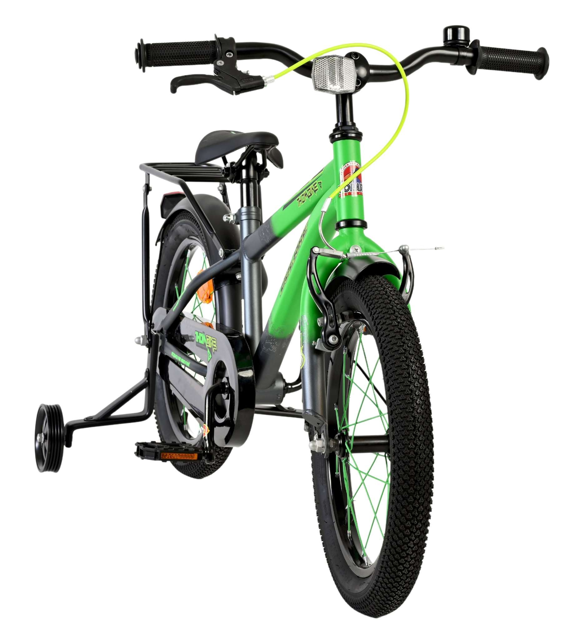 Ein grünes Kinderfahrrad mit Stützrädern, Gepäckträger und schwarzem Lenker.