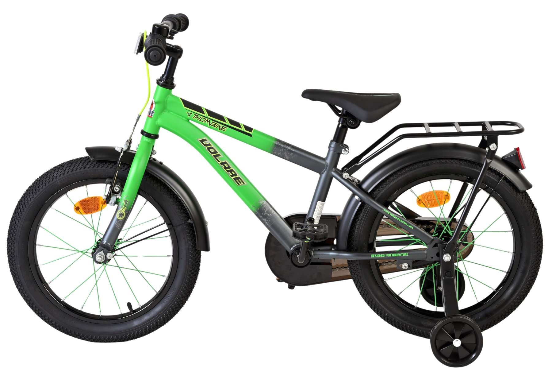 Grünes Fahrrad mit Stützrädern, schwarzer Sattel und Gepäckträger.