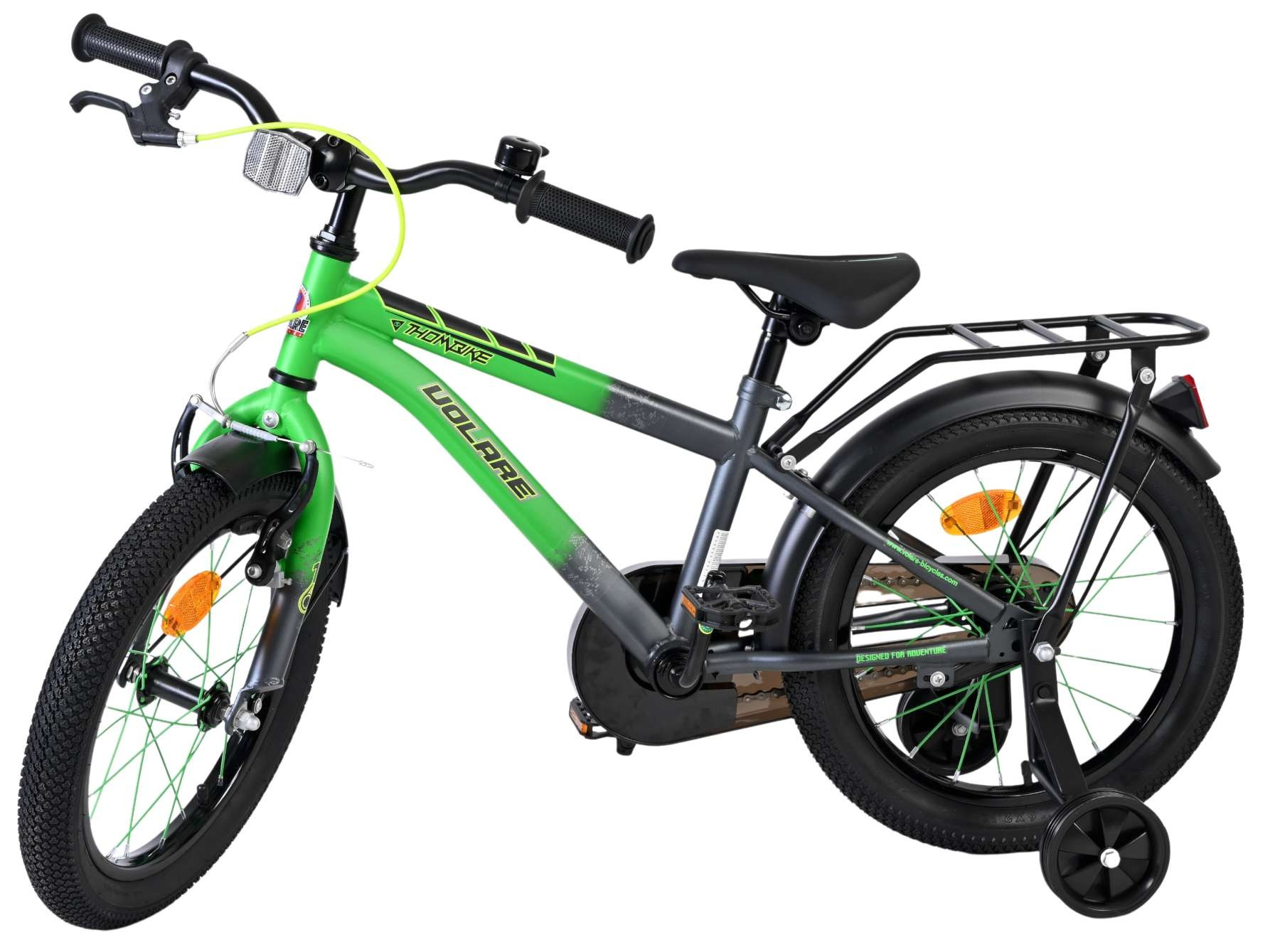 Grünes Kinderfahrrad mit Stützrädern, Gepäckträger und Reflektoren.