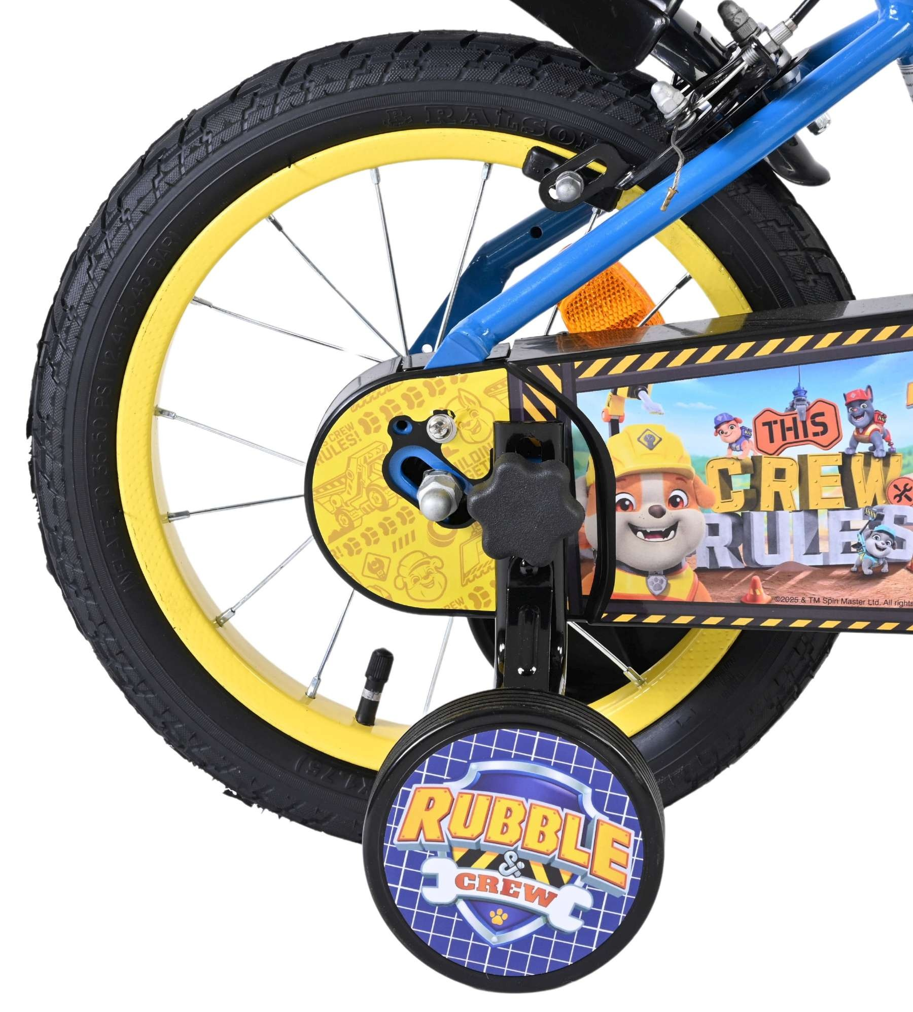 Ein blaues Kinderfahrrad mit gelbem Rad und Paw Patrol Aufklebern.