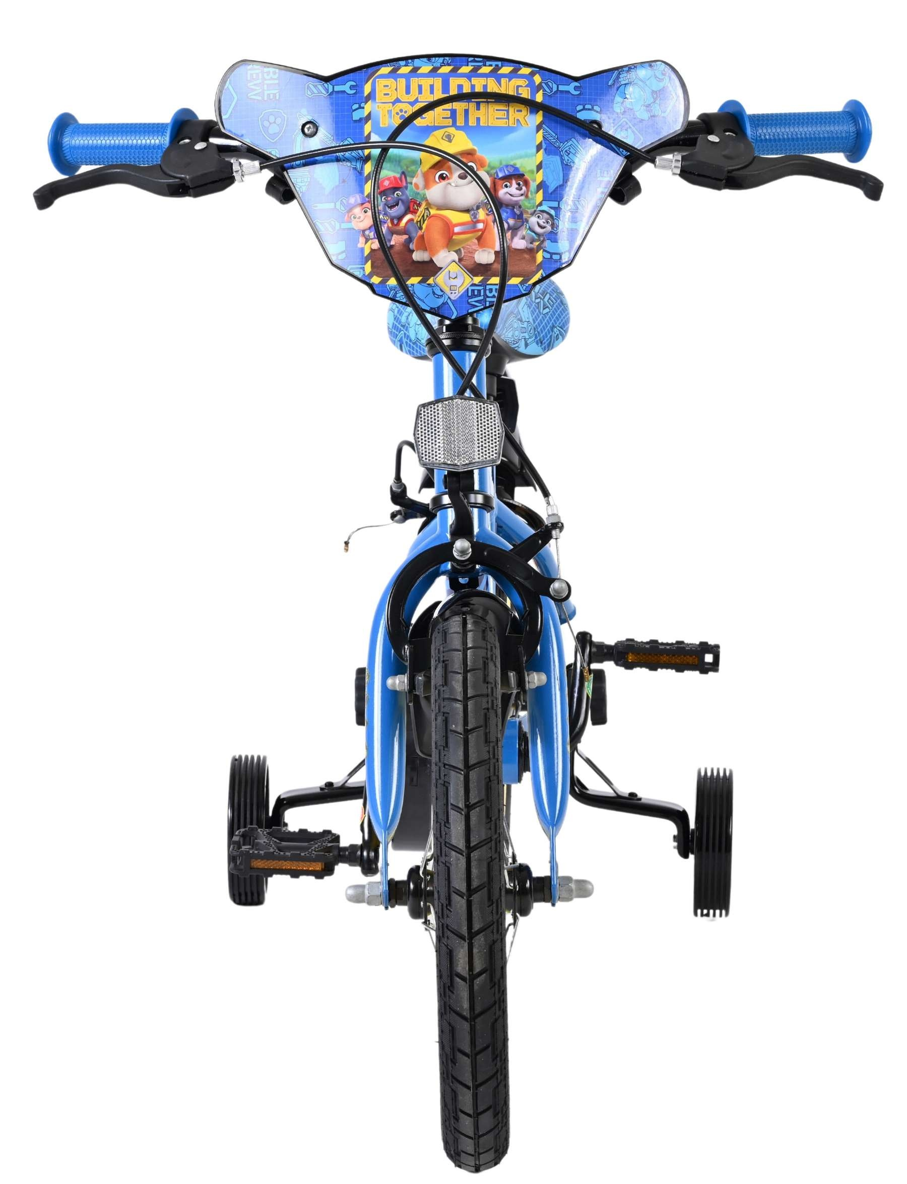 Ein blaues Kinderfahrrad mit Stützrädern und Paw Patrol-Motiv.