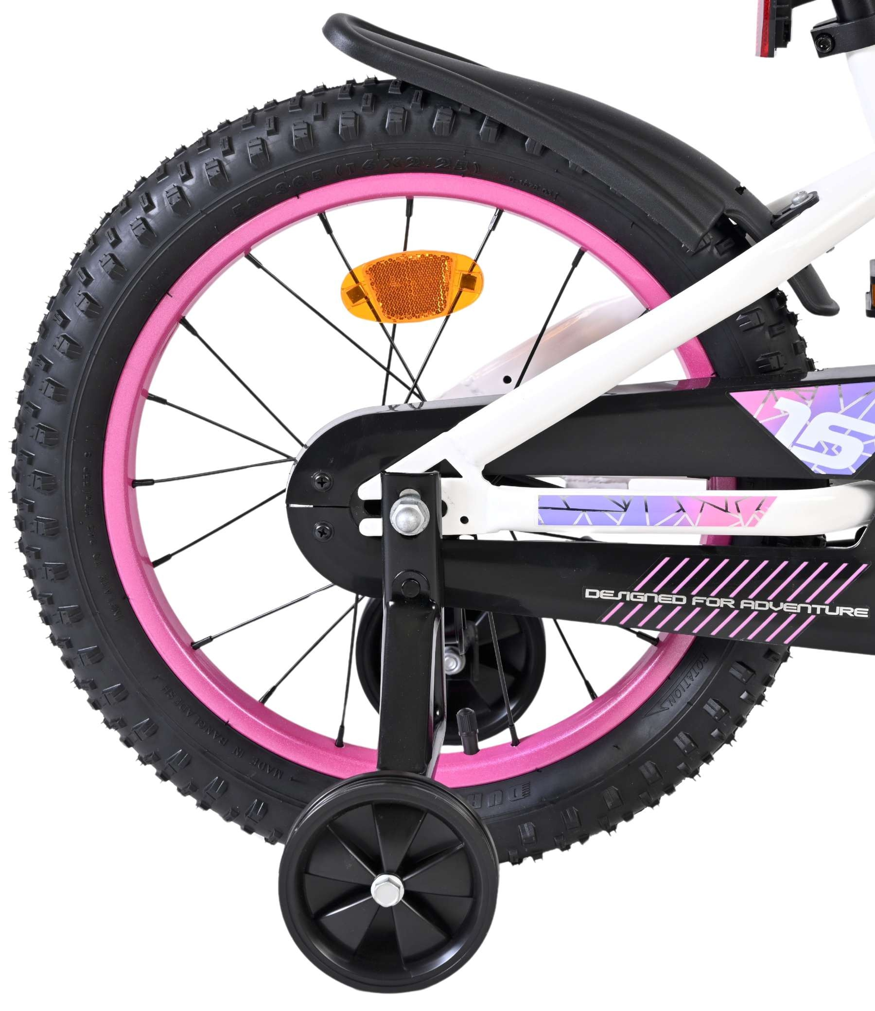Nahaufnahme eines Kinderfahrrads mit pinkem Felgenrad, Stützrädern und Schutzblech.