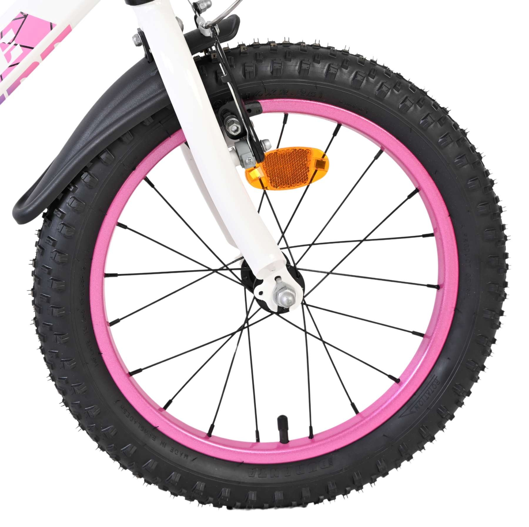 Nahaufnahme eines Fahrradrades mit pinkem Felgenband und schwarzem Reifen.
