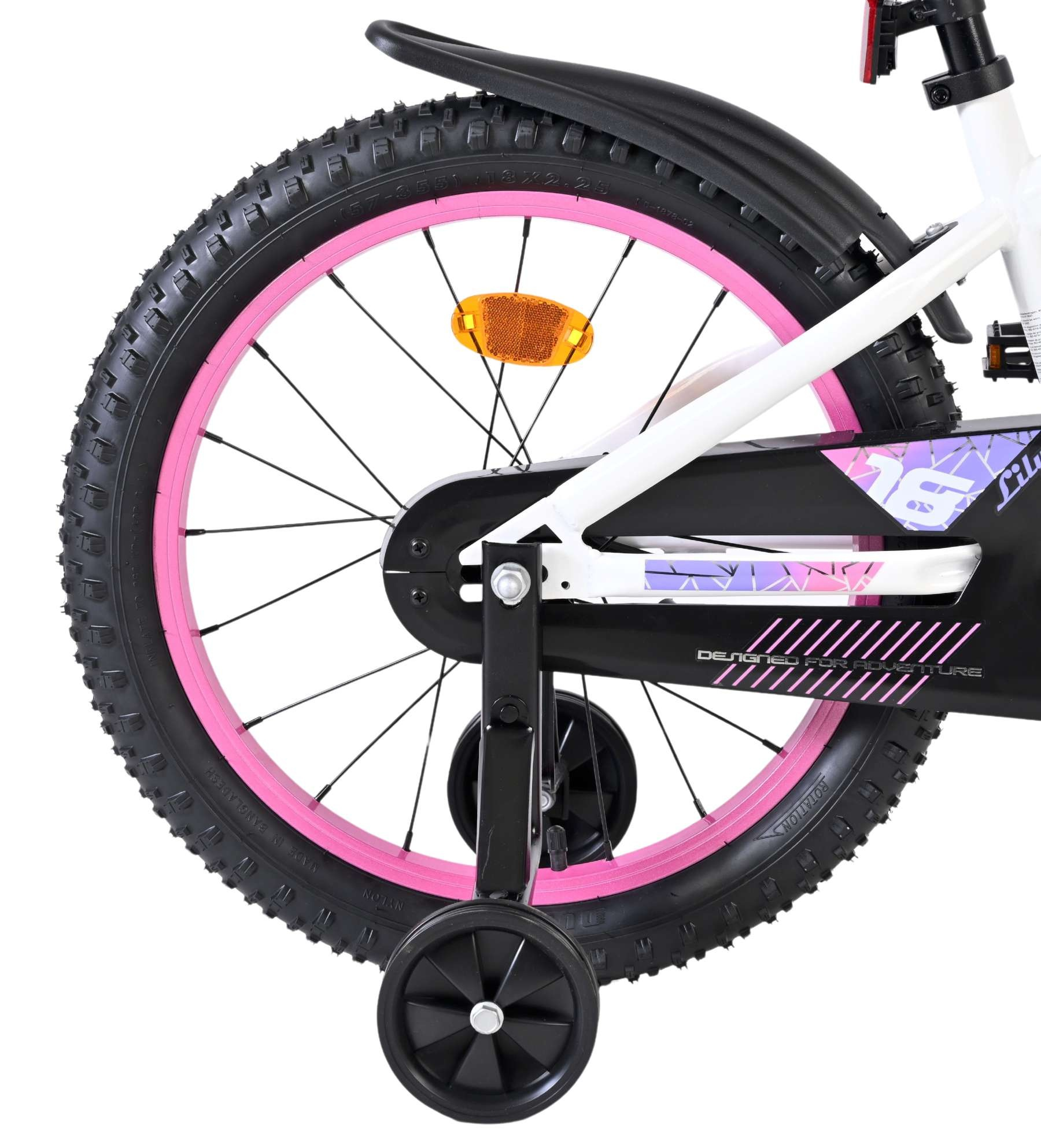 Ein weißes Kinderfahrrad mit pinkem Felgen, Stützrädern und schwarzem Schutzblech.