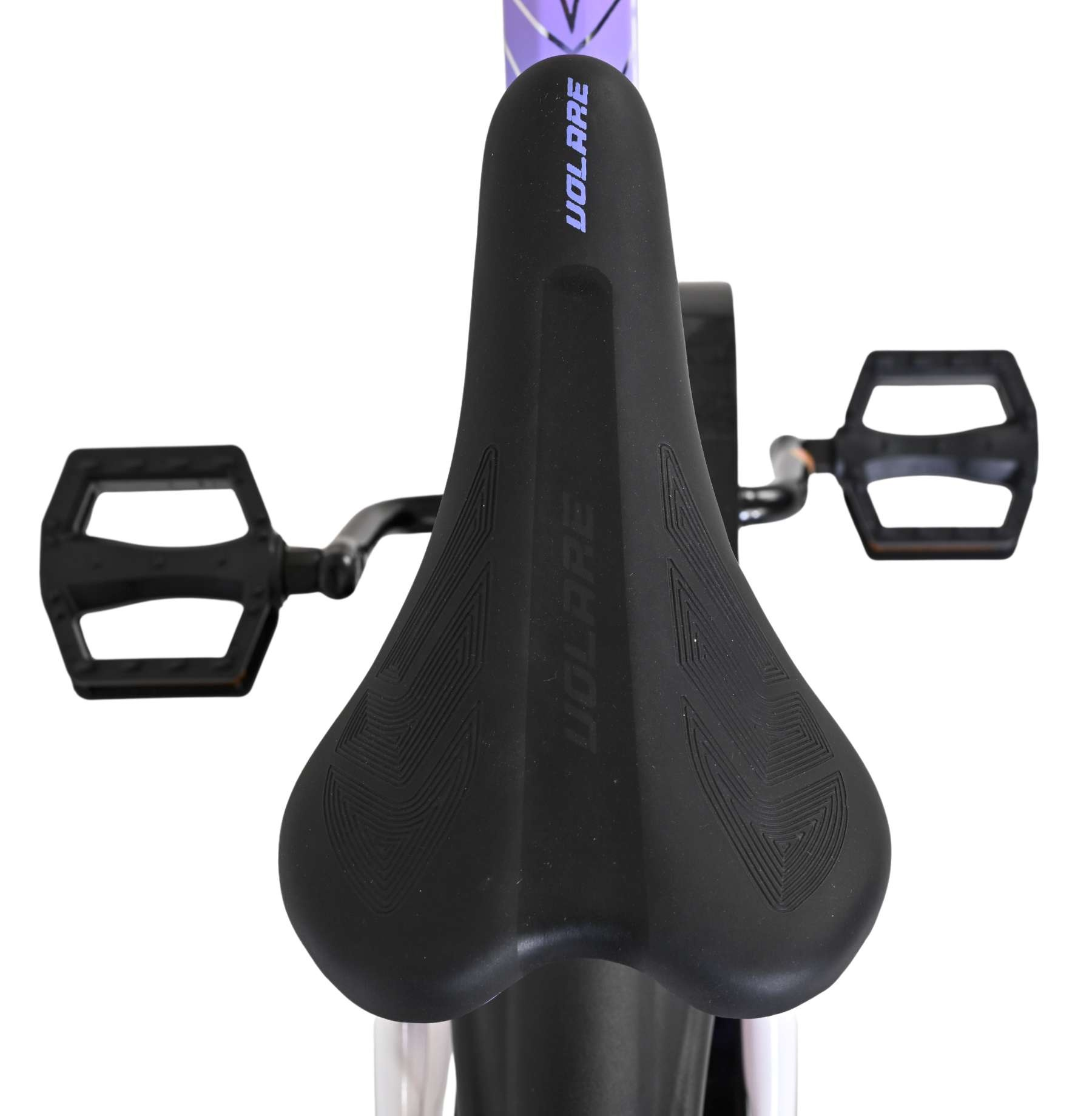 Schwarzer Fahrradsattel mit lila "VOLARE" Schriftzug und schwarzen Pedalen.