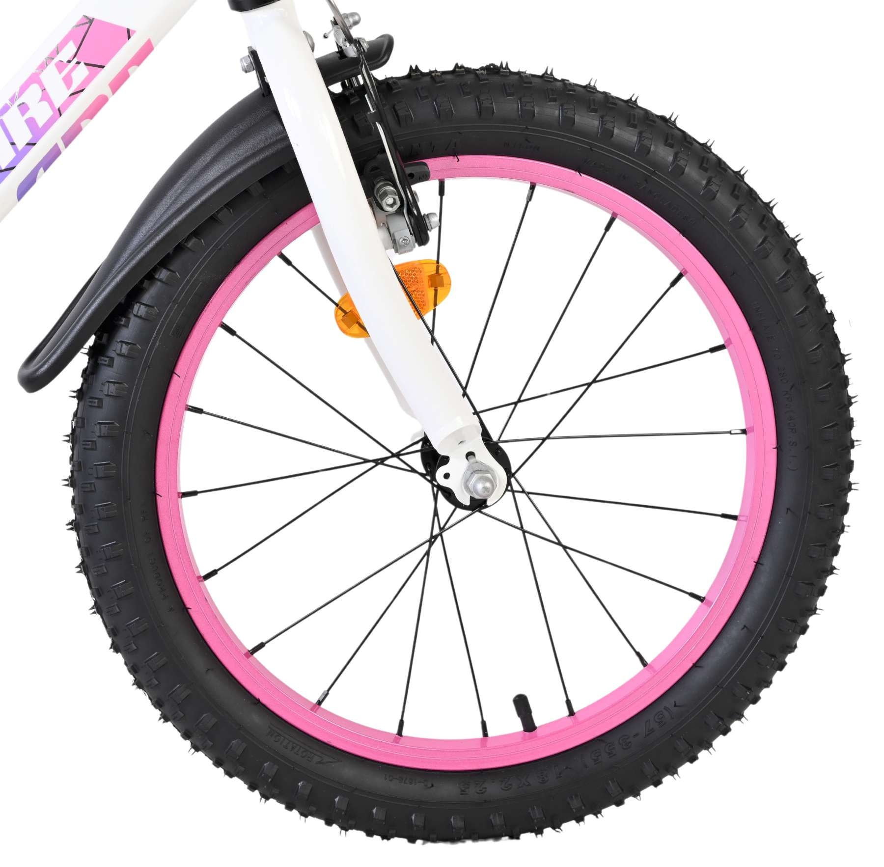 Nahaufnahme eines Fahrradrads mit pinkem Felgenring, schwarzem Reifen und weißer Gabel.
