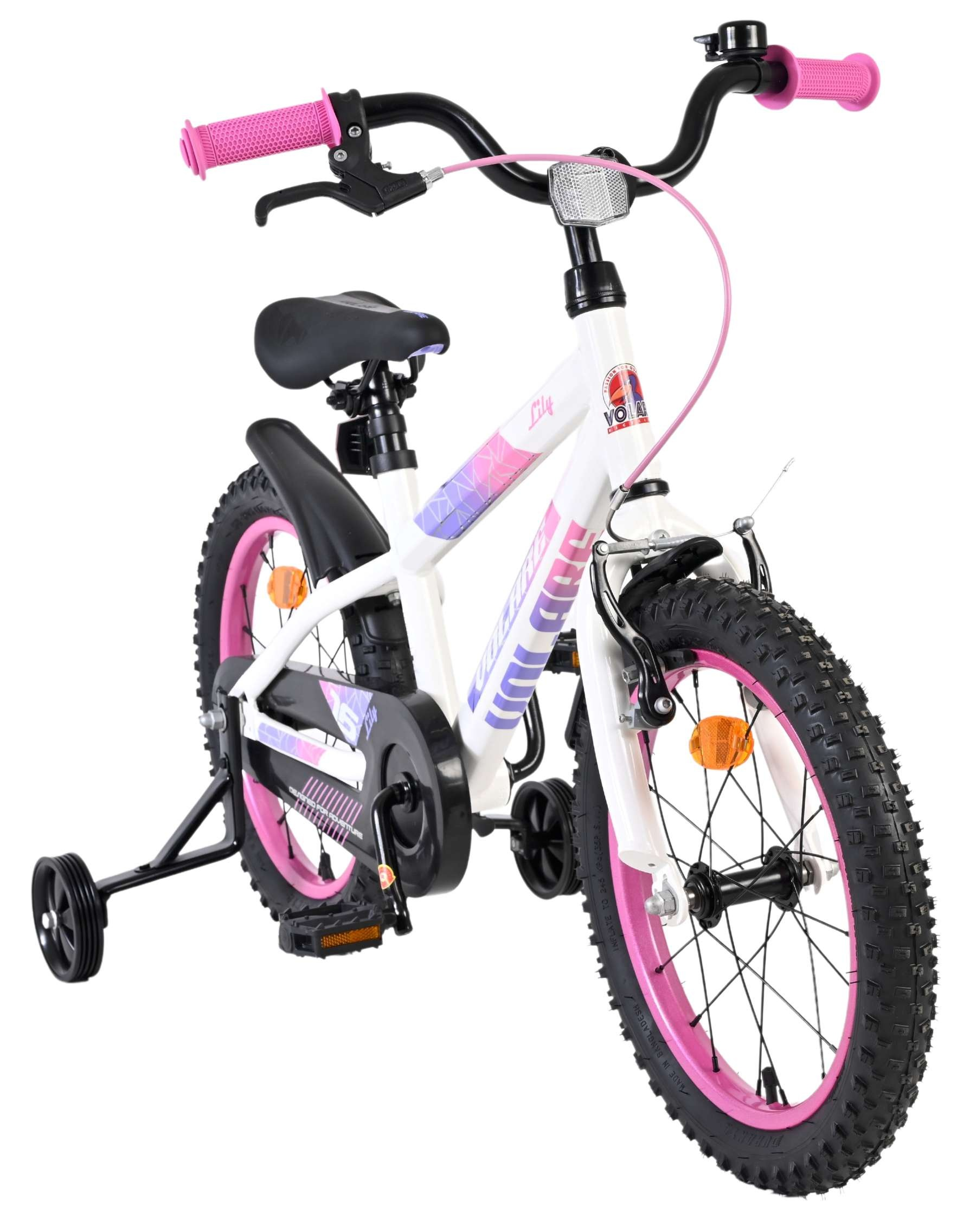 Ein weißes Kinderfahrrad mit pinken Akzenten, Stützrädern und Glocke.