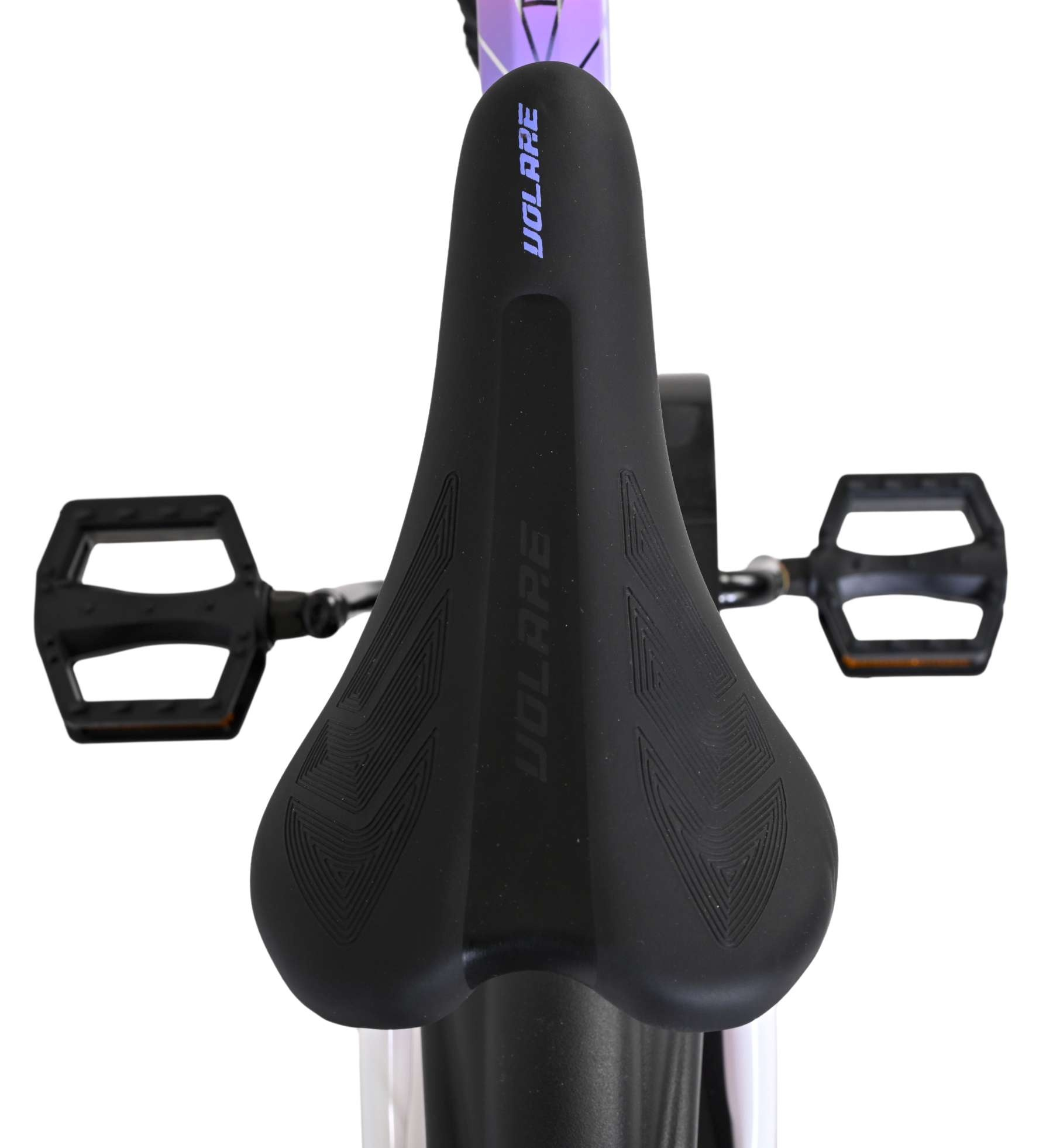 Schwarzer Fahrradsattel mit lilafarbener Aufschrift 