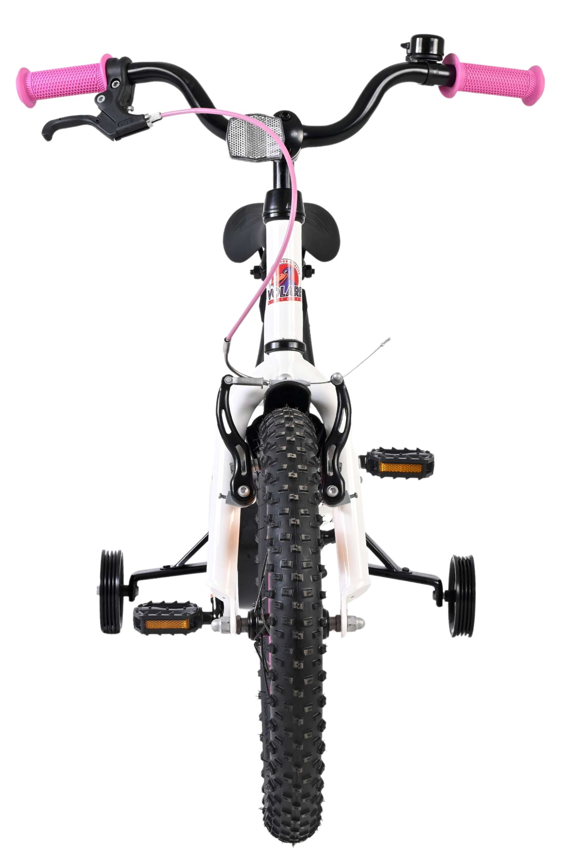 Ein weißes Kinderfahrrad mit Stützrädern, pinken Griffen und schwarzem Lenker.
