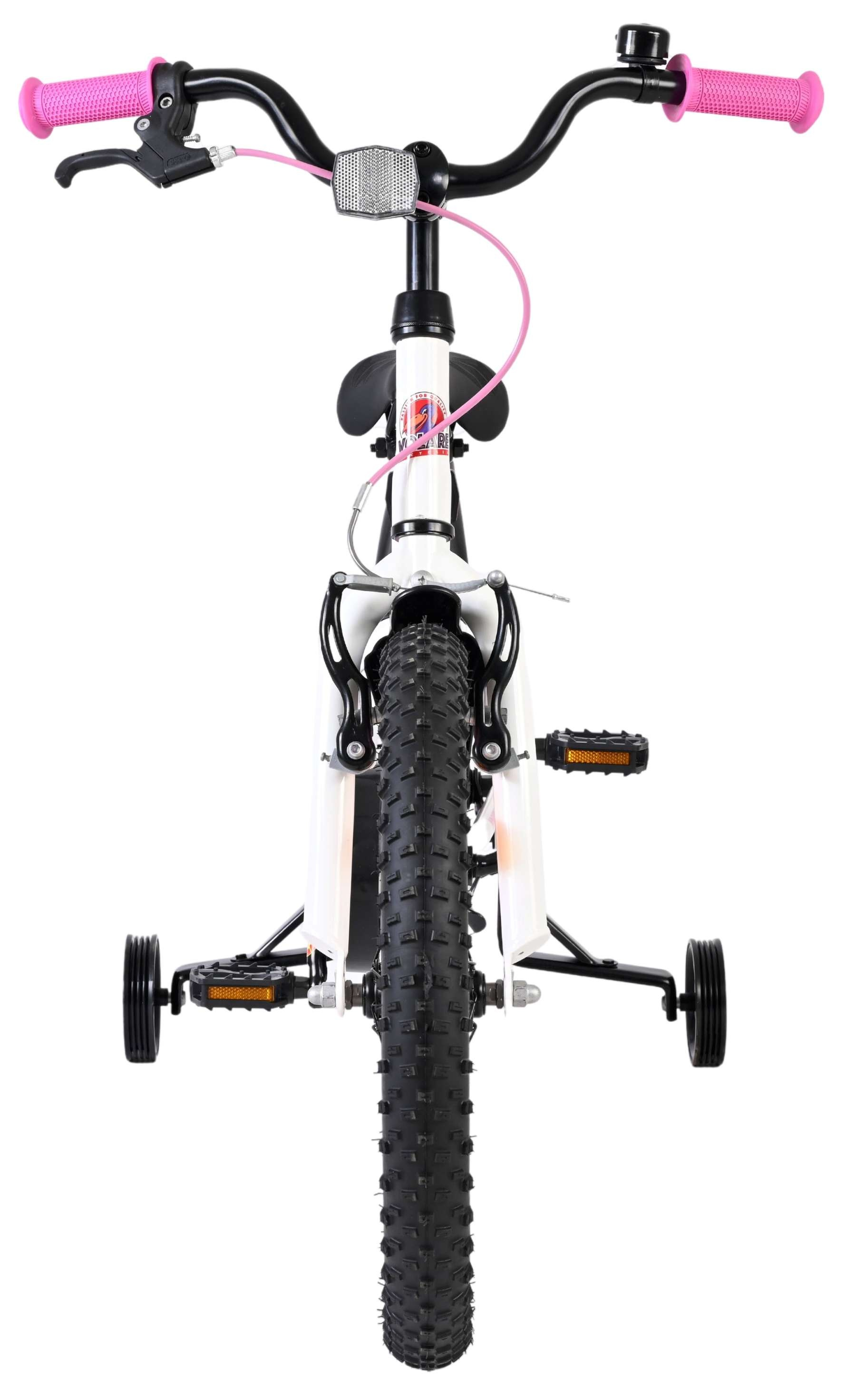 Ein weißes Kinderfahrrad mit rosa Griffen, Stützrädern und einem Klingel.