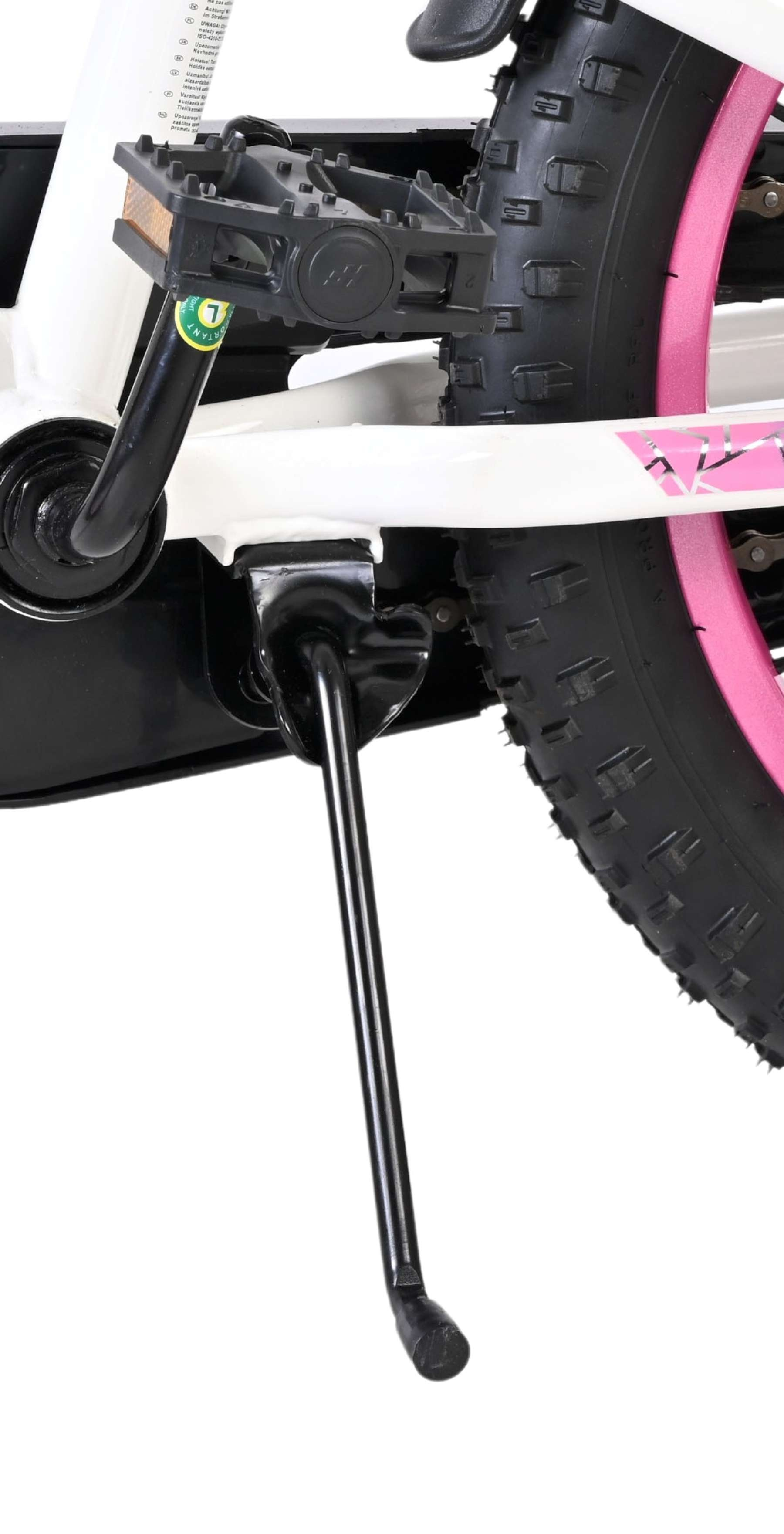 Nahaufnahme eines Fahrrads mit Ständer, Pedal und Reifen mit pinken Akzenten.