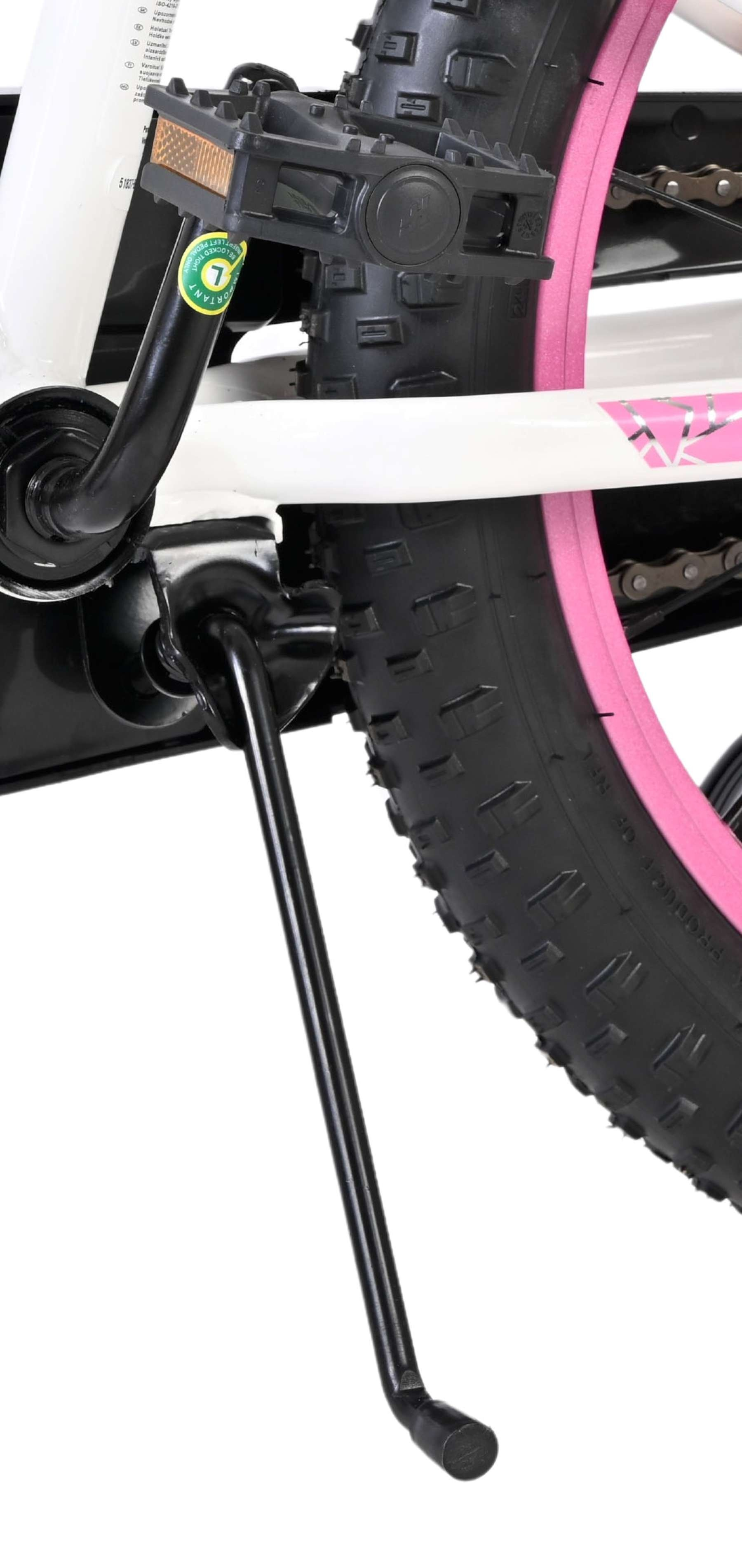 Nahaufnahme eines Fahrradständers mit schwarzem Pedal und pinkem Rad.