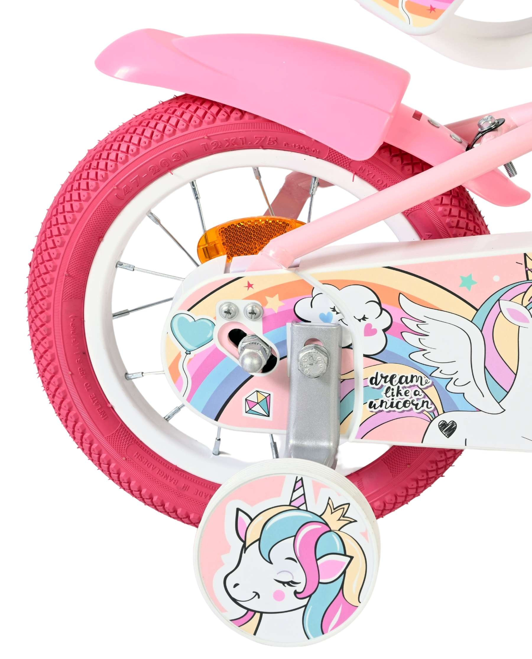 Nahaufnahme eines Kinderfahrrads mit rosa Reifen, Regenbogen und Einhorn-Aufklebern.