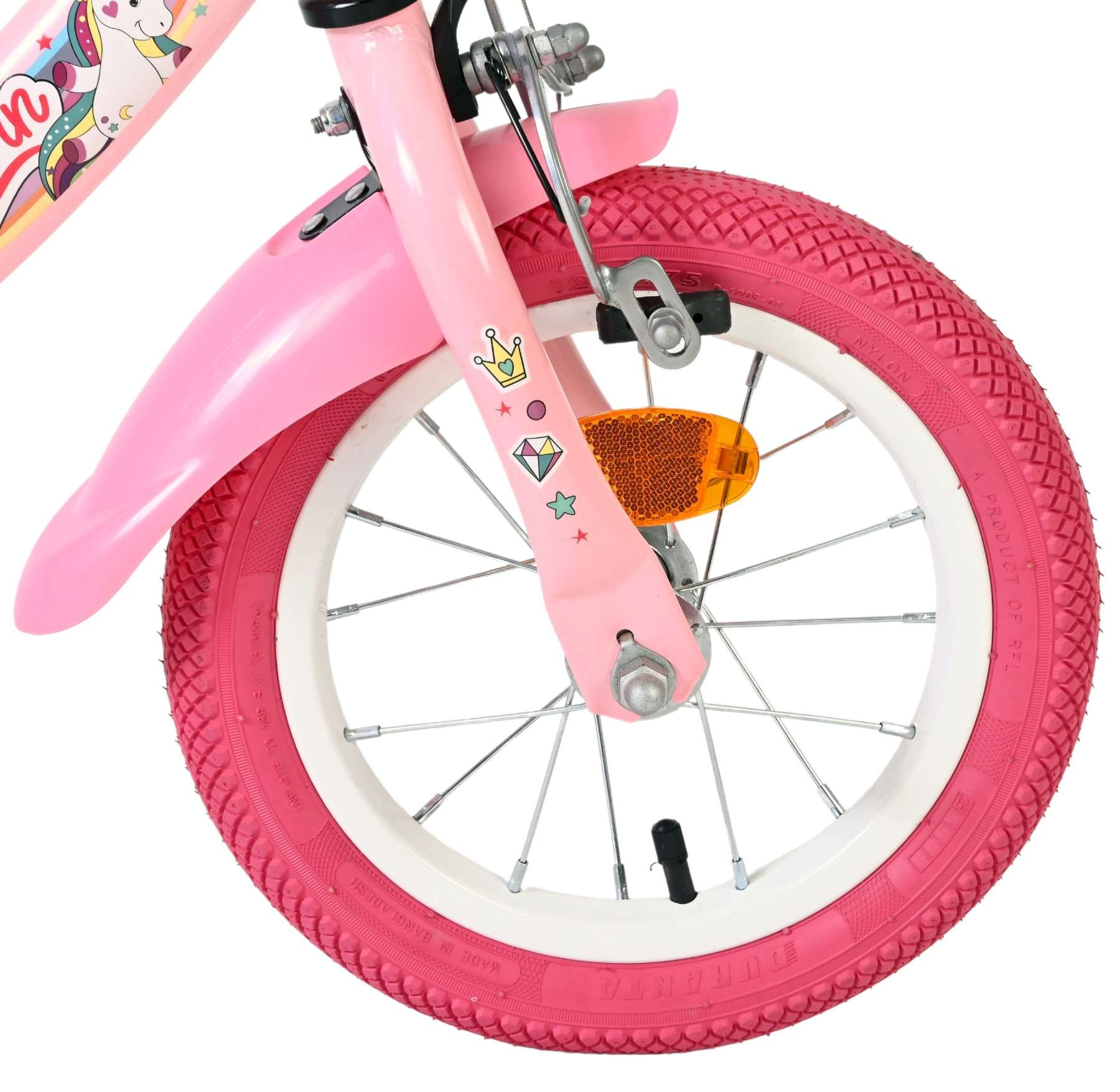 Ein pinkes Fahrrad-Vorderrad mit pinkem Reifen, Felge und Schutzblech.