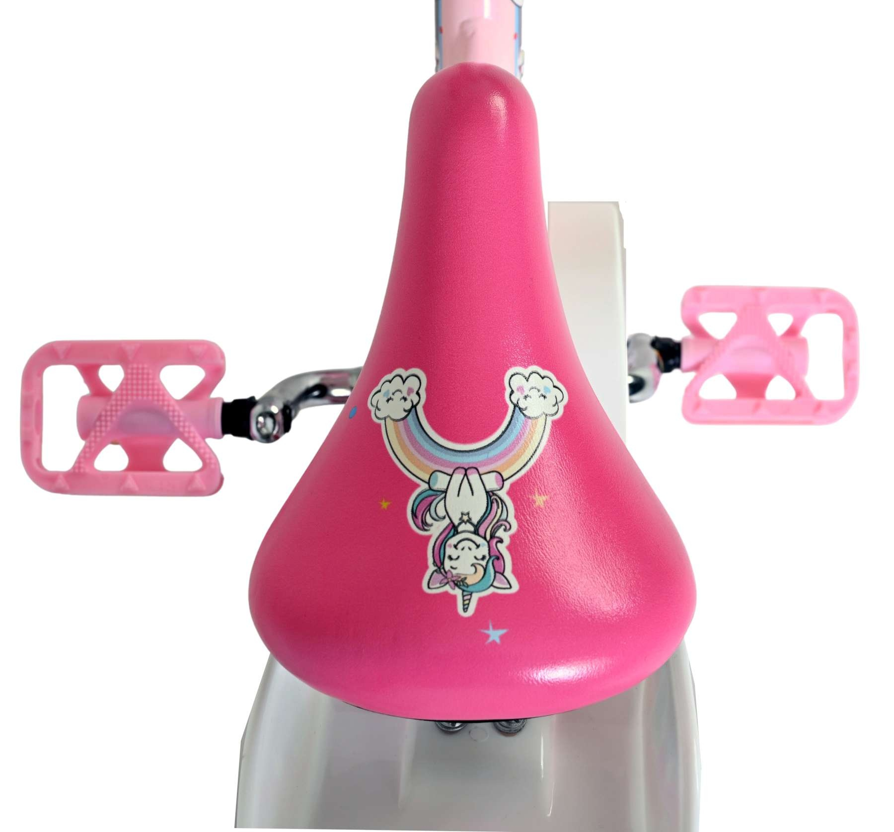 Rosa Fahrradsattel mit Einhorn und Regenbogen-Aufkleber, pinke Pedale.
