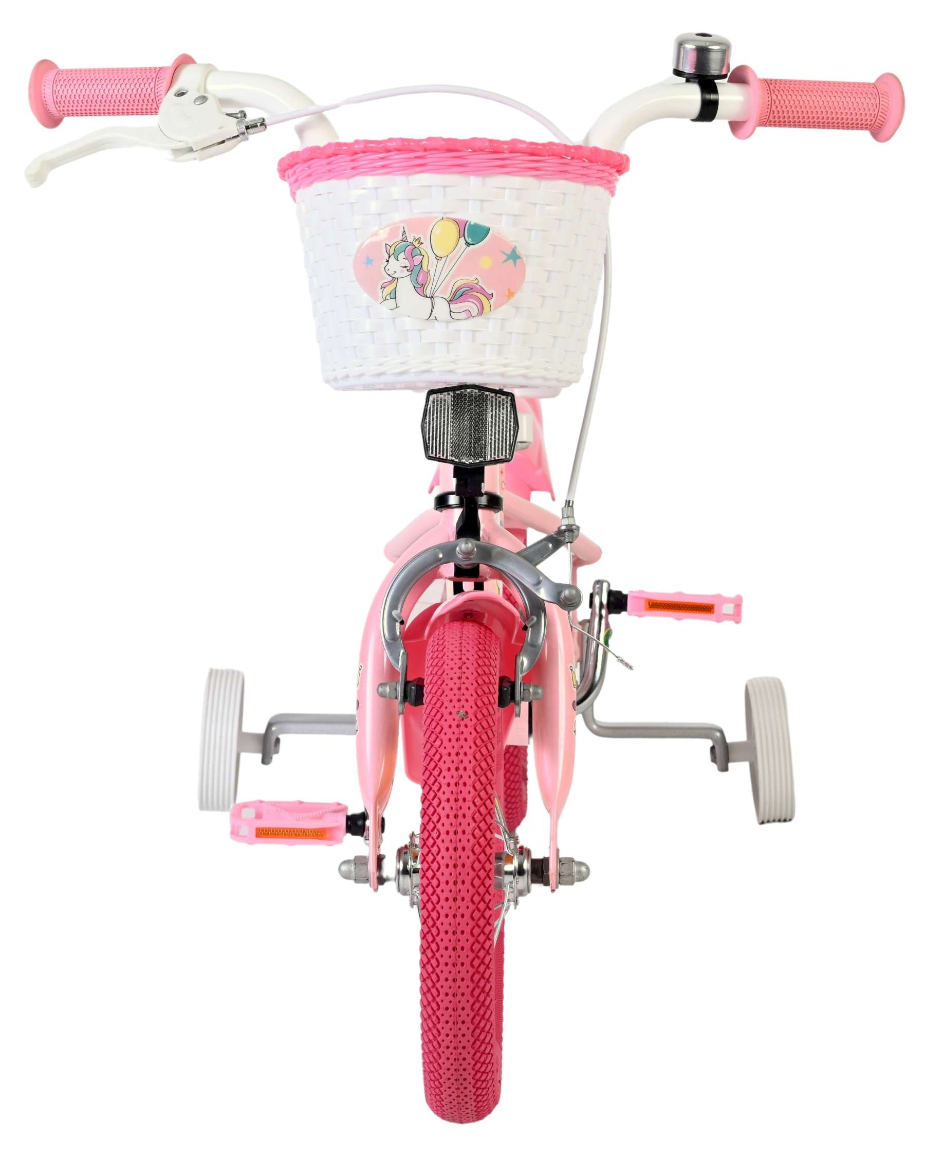Ein rosafarbenes Kinderfahrrad mit Stützrädern, einem weißen Korb mit Einhorn-Aufkleber und Klingel.