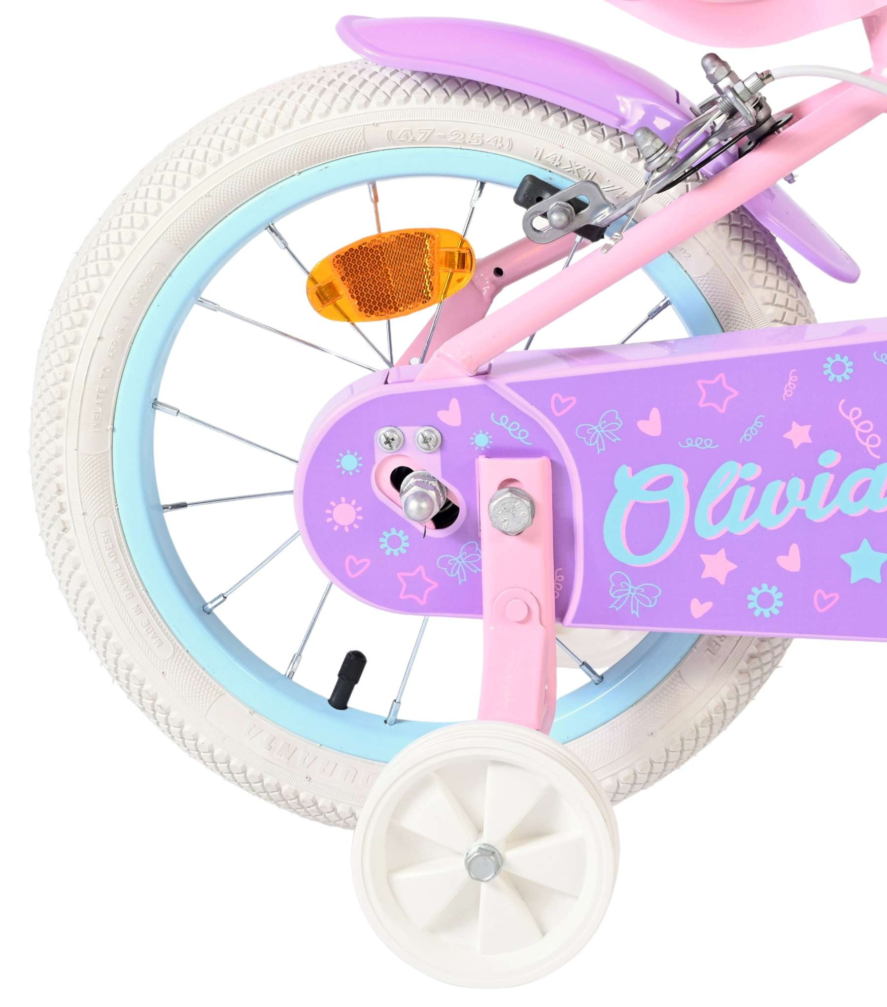 Ein rosafarbenes Kinderfahrrad mit weißen Reifen, blauen Felgen und lila Schutzblech.
