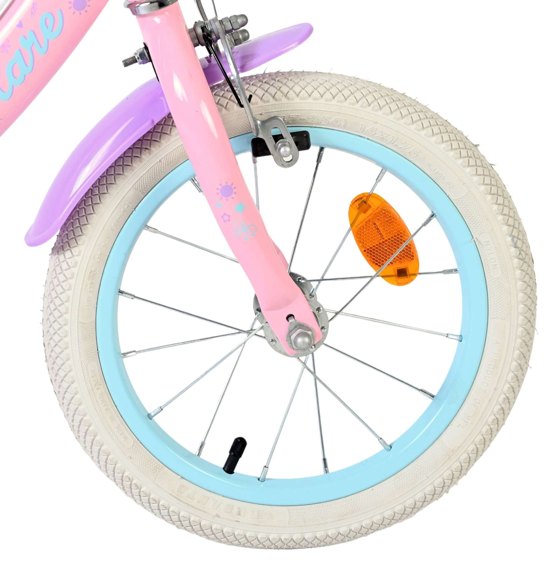 Ein rosa Kinderfahrrad mit einem hellblauen Felgenrad und einem lila Schutzblech.
