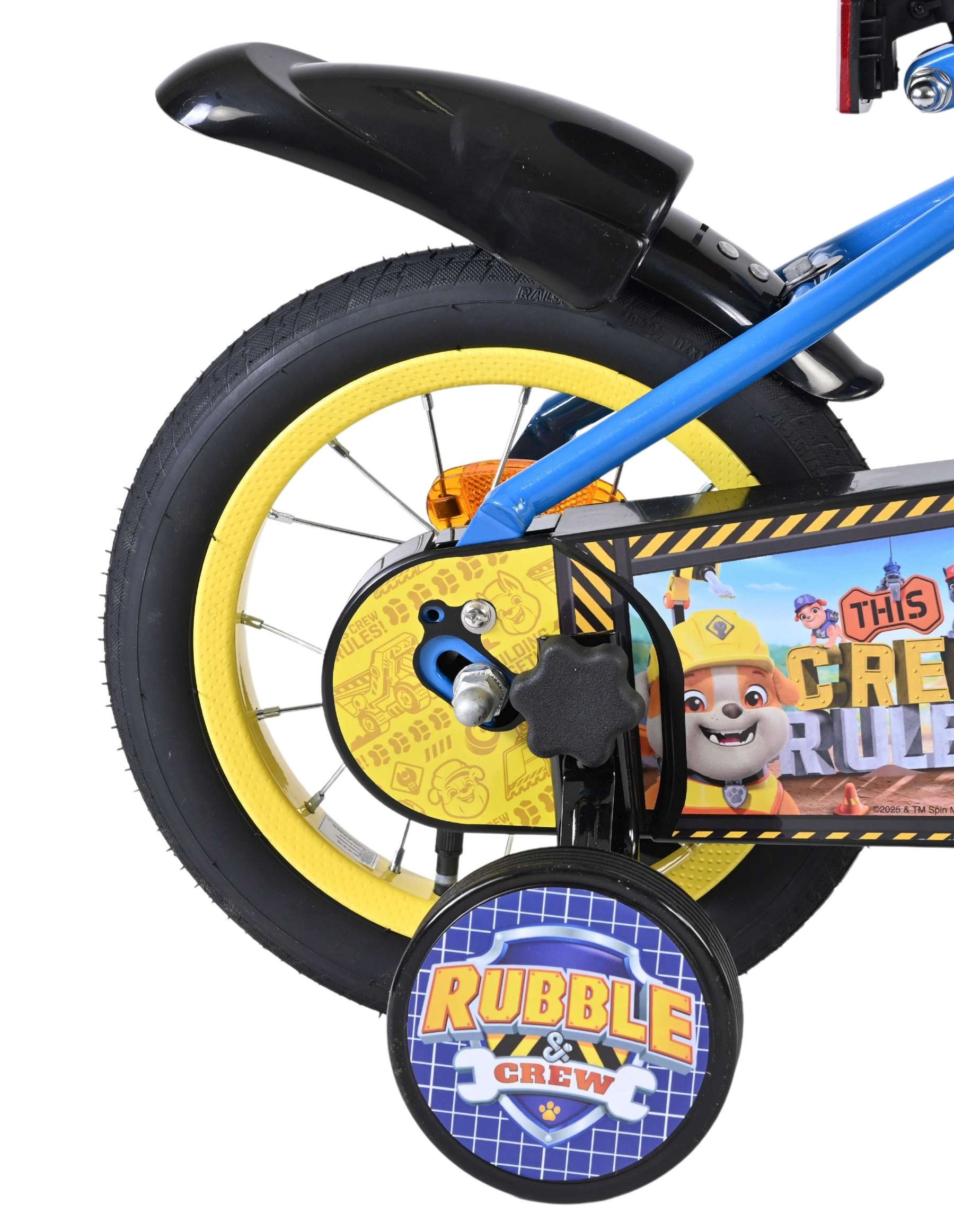 Ein Kinderfahrrad mit Stützrädern und Paw Patrol-Motiv. Gelber Felge.