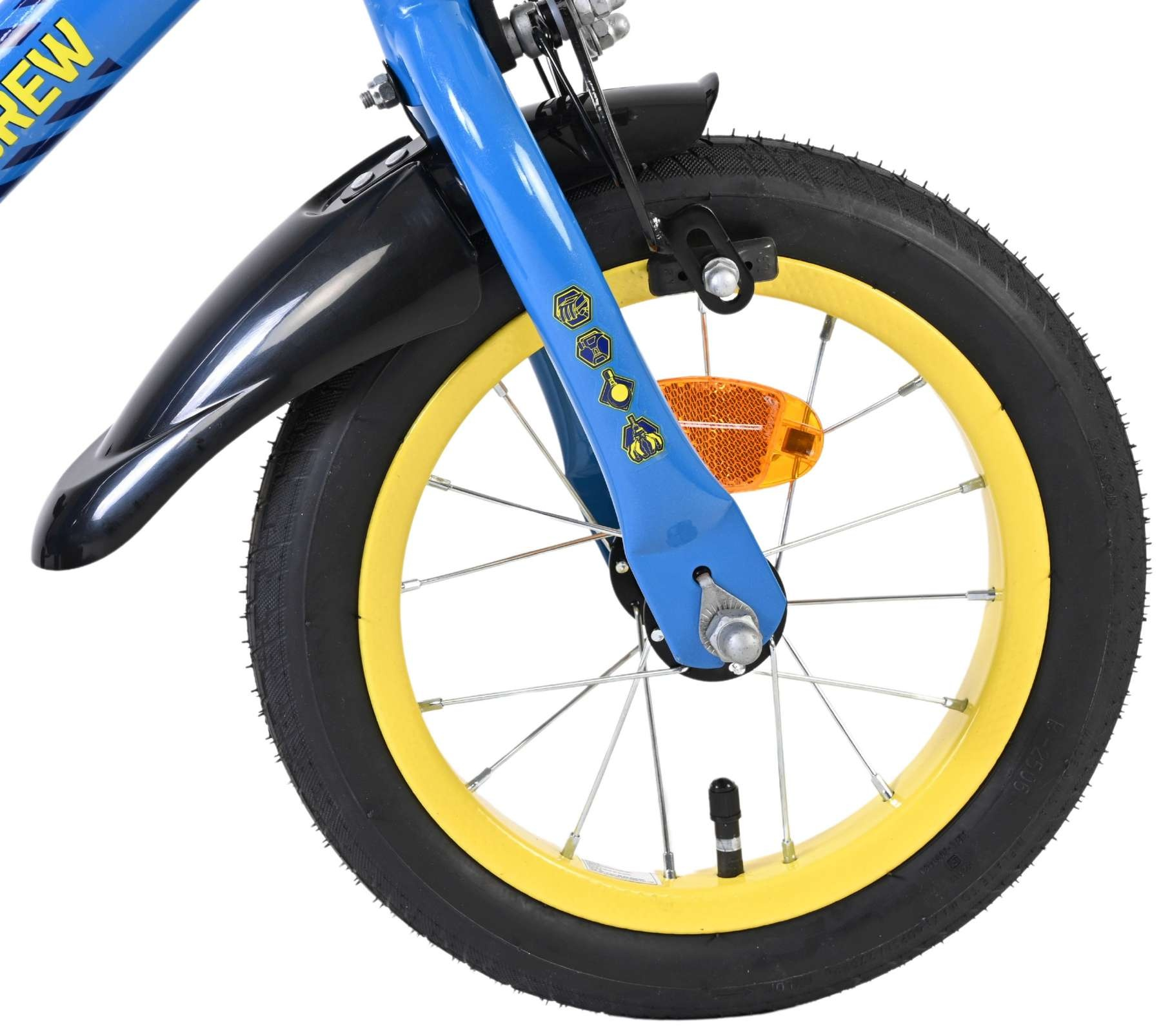 Vorderreifen eines blauen Fahrrads mit gelbem Felgenrand und schwarzem Schutzblech.