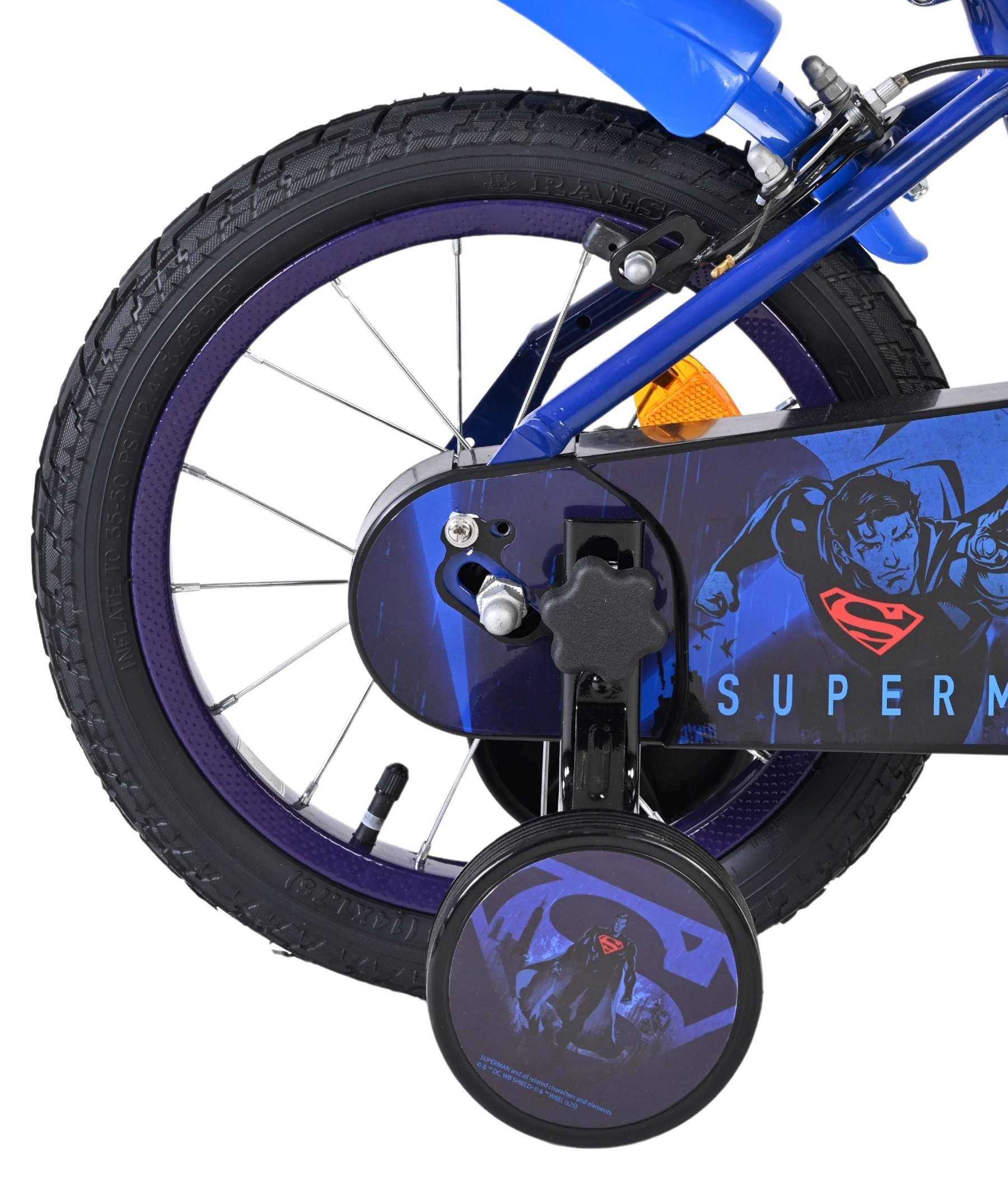 Blaues Fahrrad mit Superman-Motiv, Hinterrad und Stützrädern.