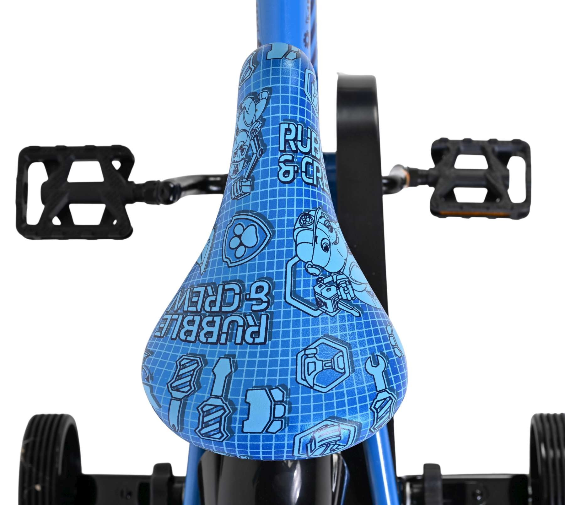 Ein blaues Fahrrad mit Paw Patrol-Motiv, schwarzen Pedalen und Rädern.
