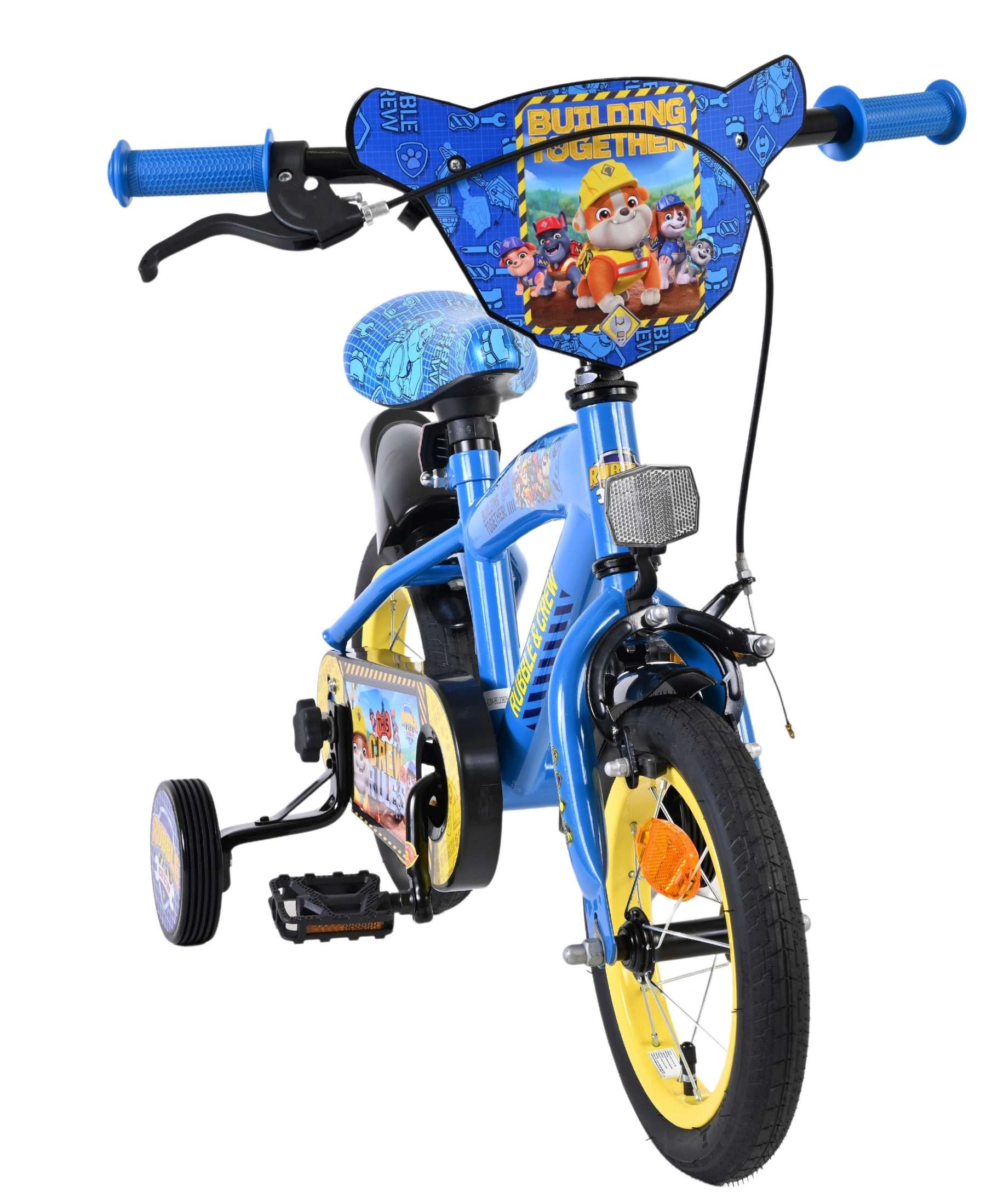 Ein blaues Kinderfahrrad mit Stützrädern und Paw Patrol-Motiven.