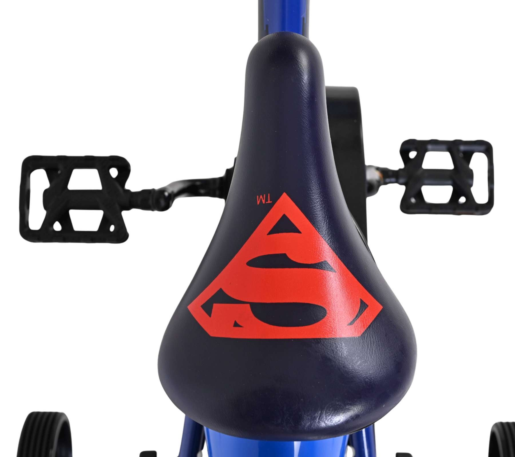 Ein blaues Kinderfahrrad mit Superman-Logo auf dem Sattel und schwarzen Pedalen.