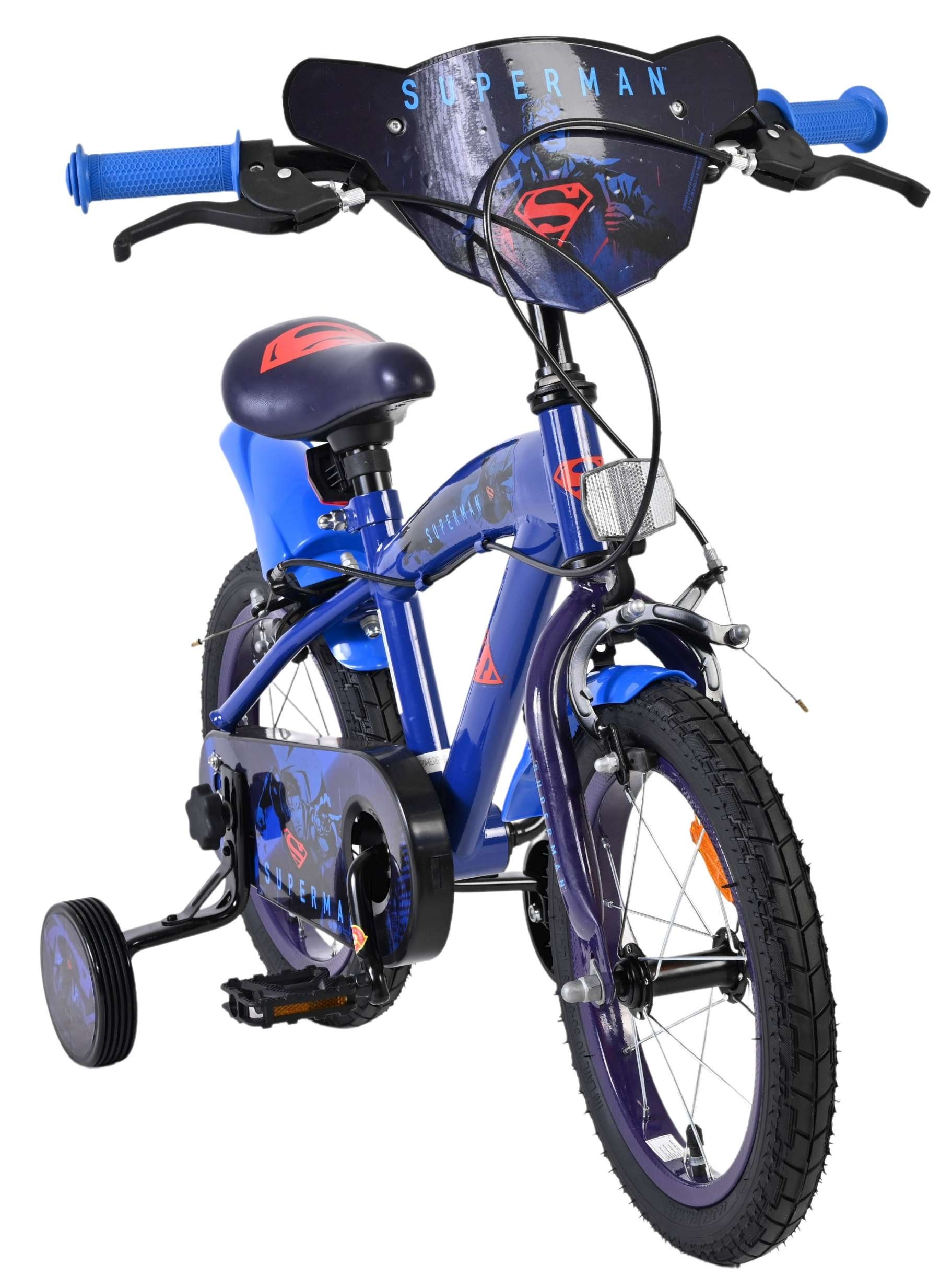 Blaues Superman-Fahrrad mit Stützrädern und tiefem Lenker.
