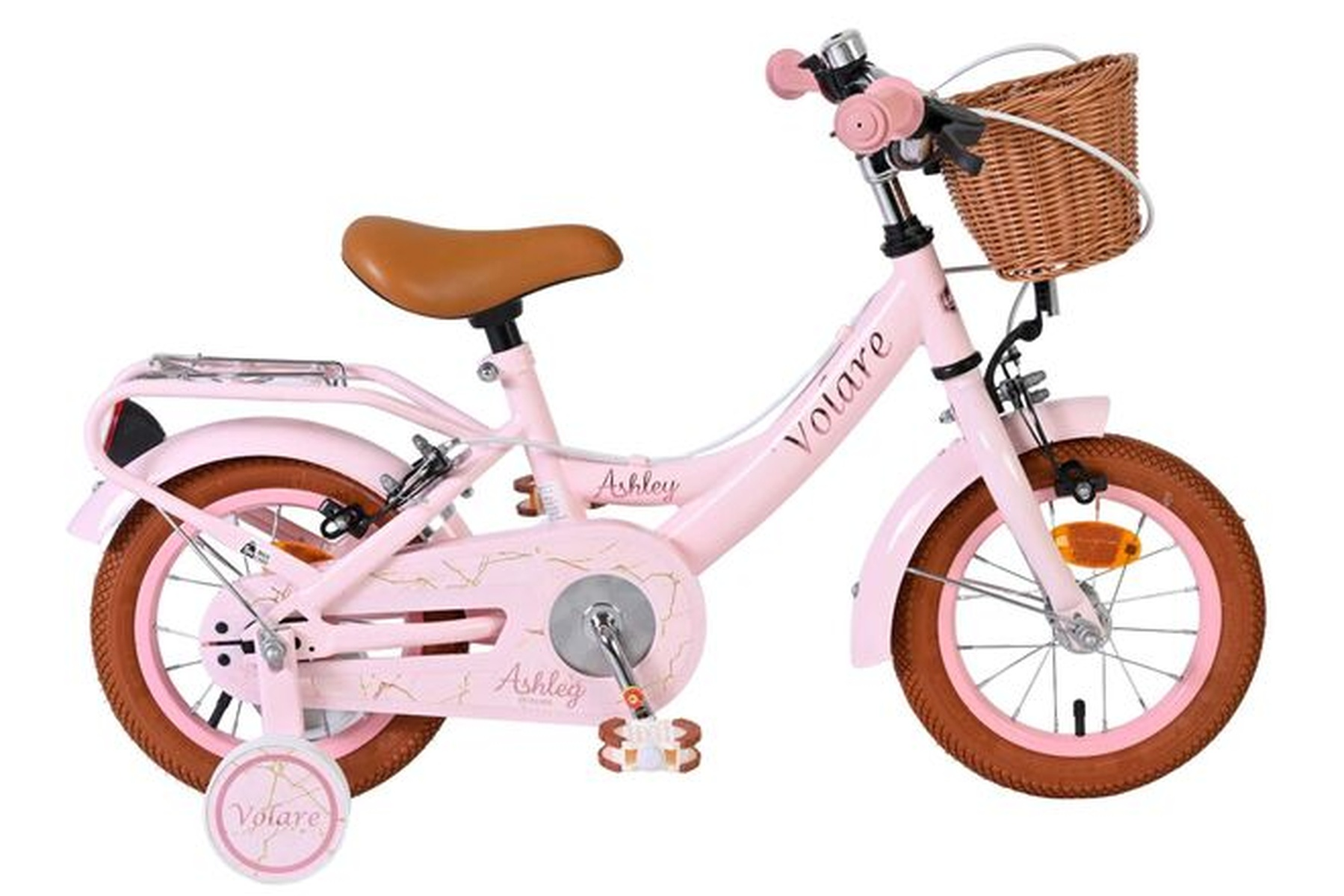 Ein pinkes Kinderfahrrad mit Stützrädern, braunem Sattel und Weidenkorb.