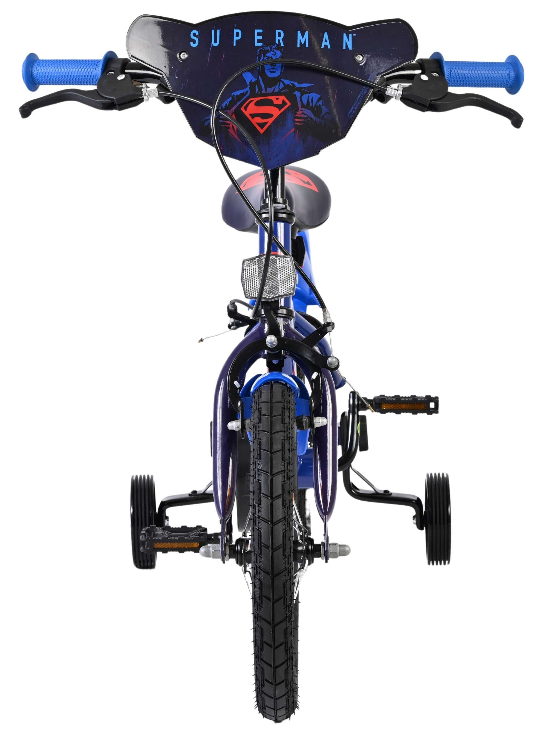 Ein blaues Kinderfahrrad mit Superman-Motiv, Stützrädern und Reflektoren.