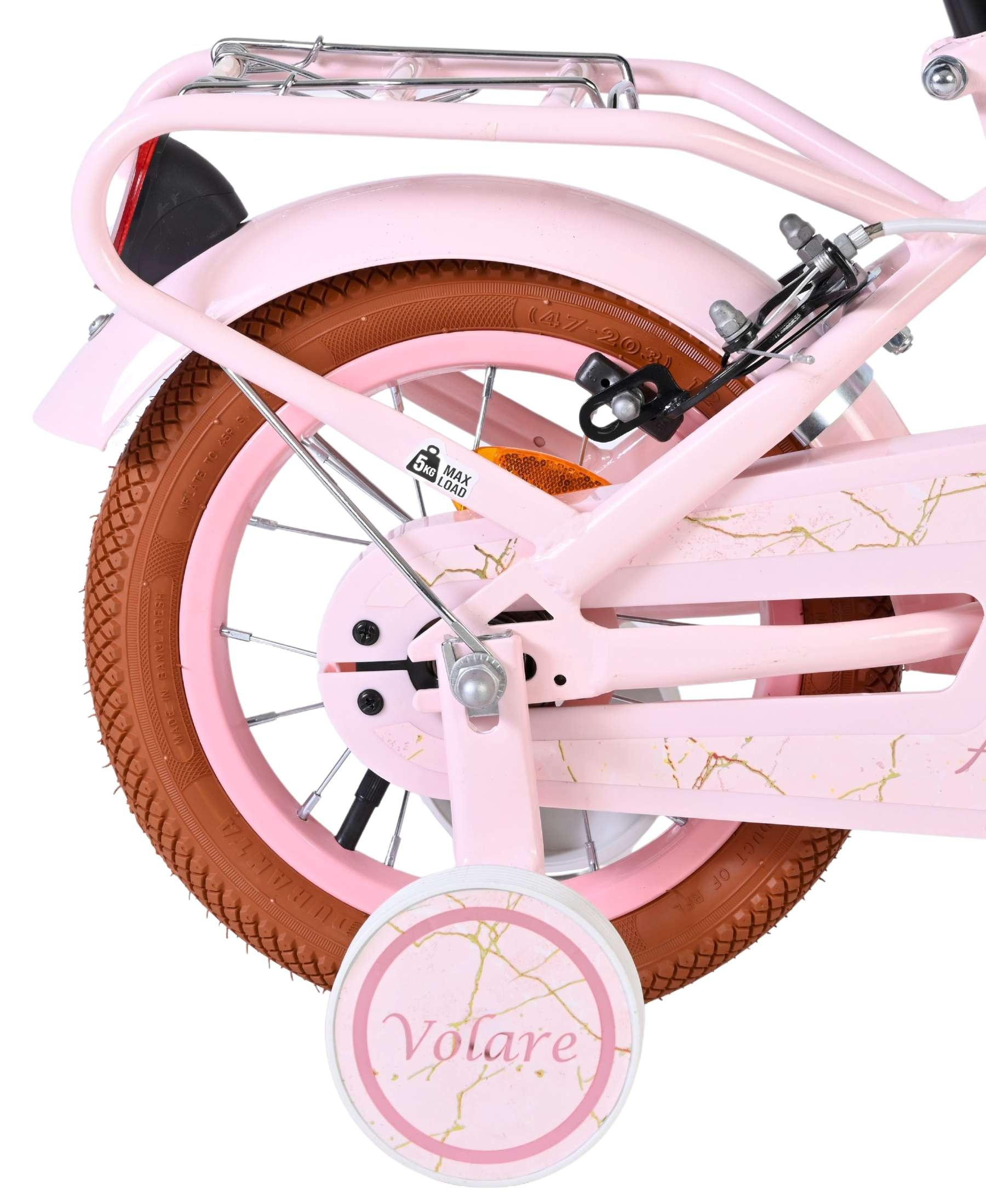 Nahaufnahme des Hinterrads eines rosa Mädchenfahrrads mit Stützrädern.