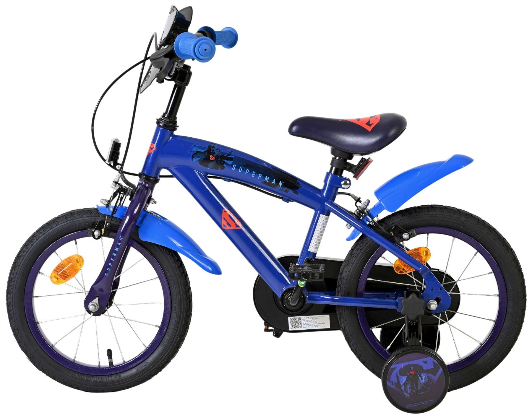 Ein blaues Kinderfahrrad mit Superman-Motiv, Stützrädern und blauen Schutzblechen.