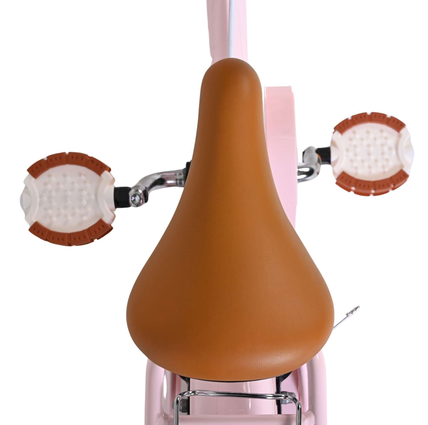 Brauner Fahrradsattel mit rosa Rahmen und weißen Pedalen mit braunen Akzenten.
