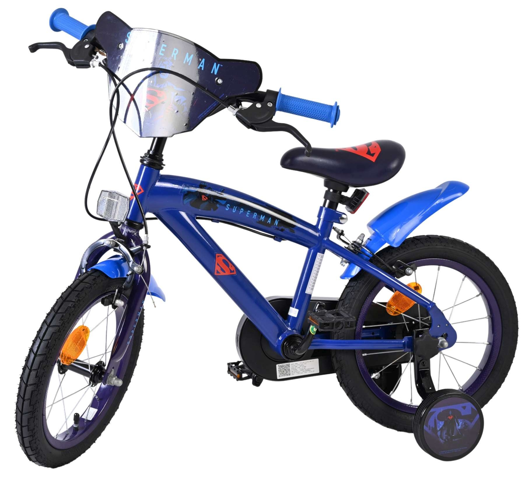 Ein blaues Fahrrad im Superman-Design mit Stützrädern und glänzender Windschutzscheibe.