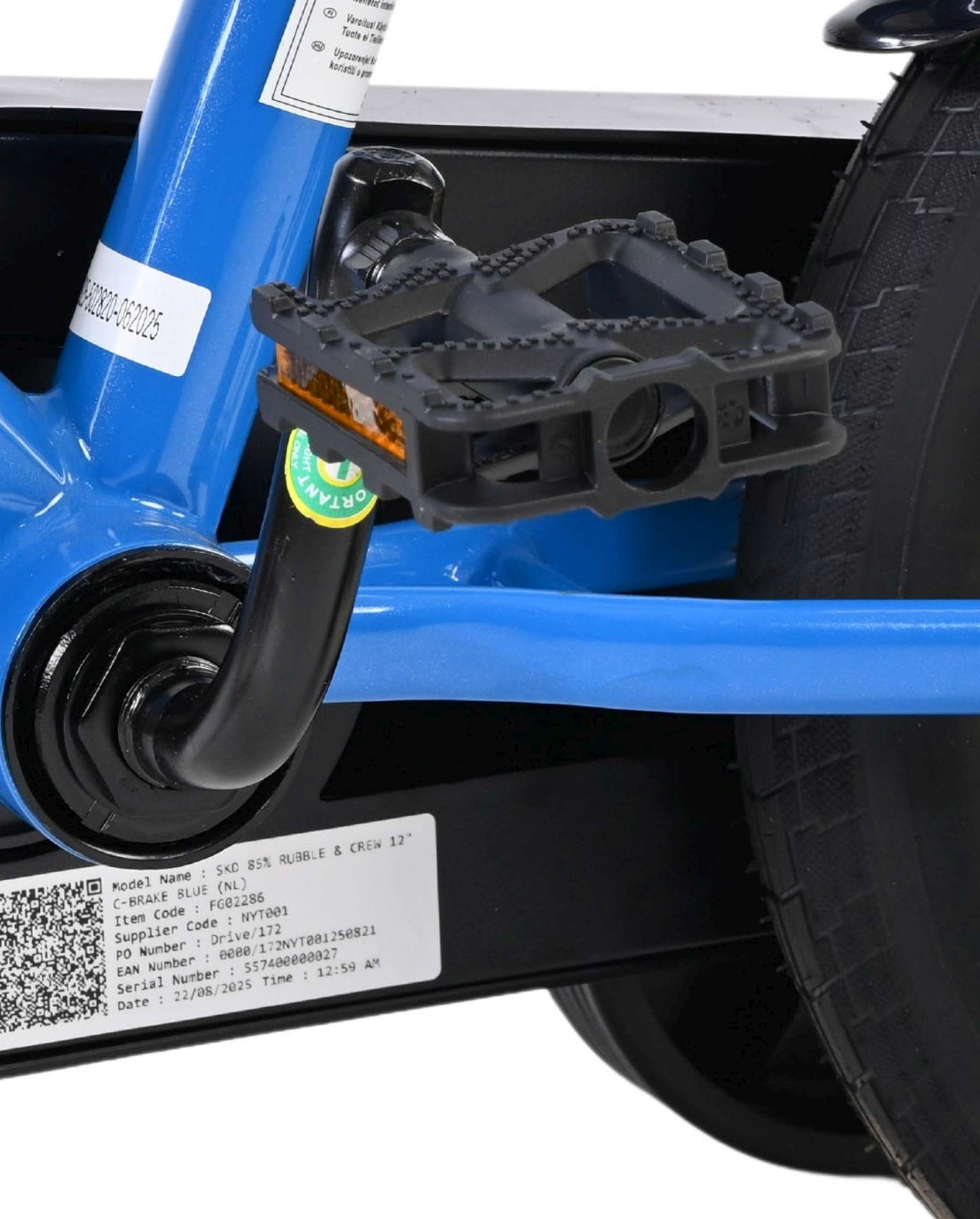 Ein blauer Fahrradrahmen mit schwarzem Pedal, Kurbel und Reifen.