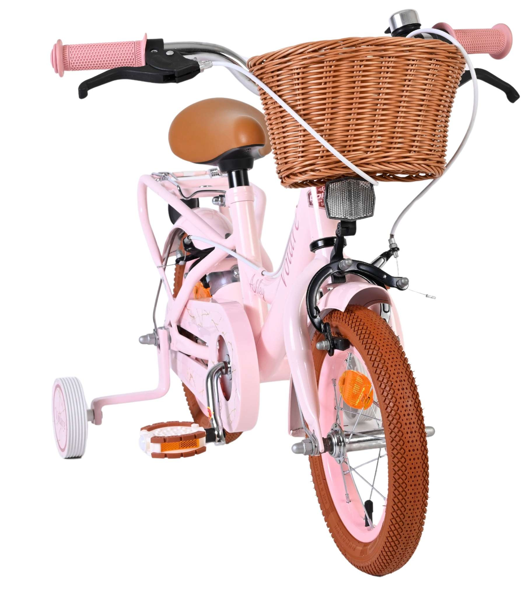 Ein rosafarbenes Kinderfahrrad mit Stützrädern, braunem Korb und braunem Sattel.