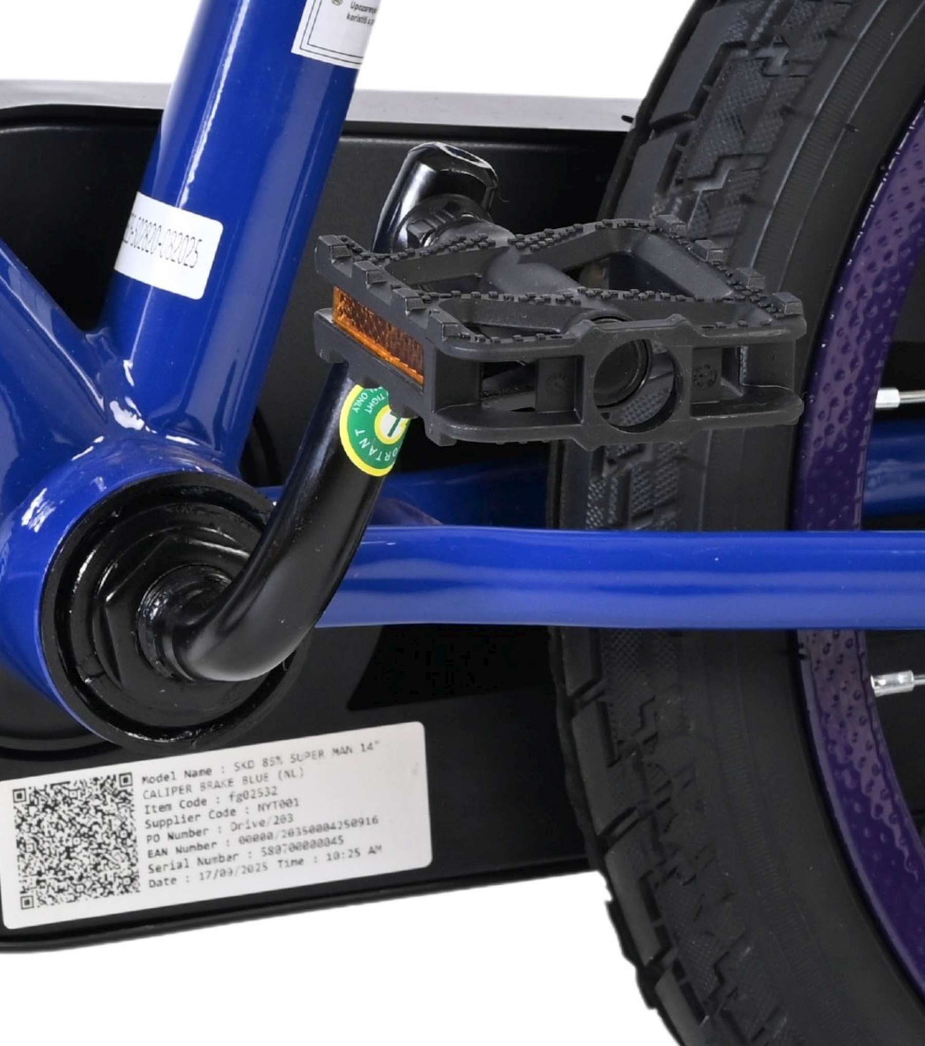 Blaues Fahrrad mit schwarzem Pedal, Reifen und Aufkleber mit Details.